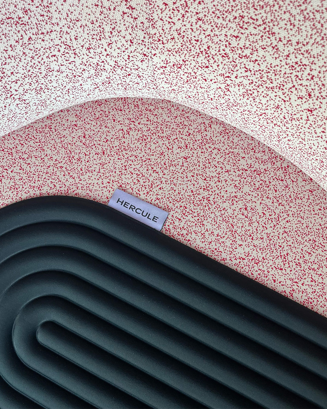 Mini tapis de sol pad de confort de la marque hercule studio modèle galé couleur outrenoir déplié sur un fauteuil