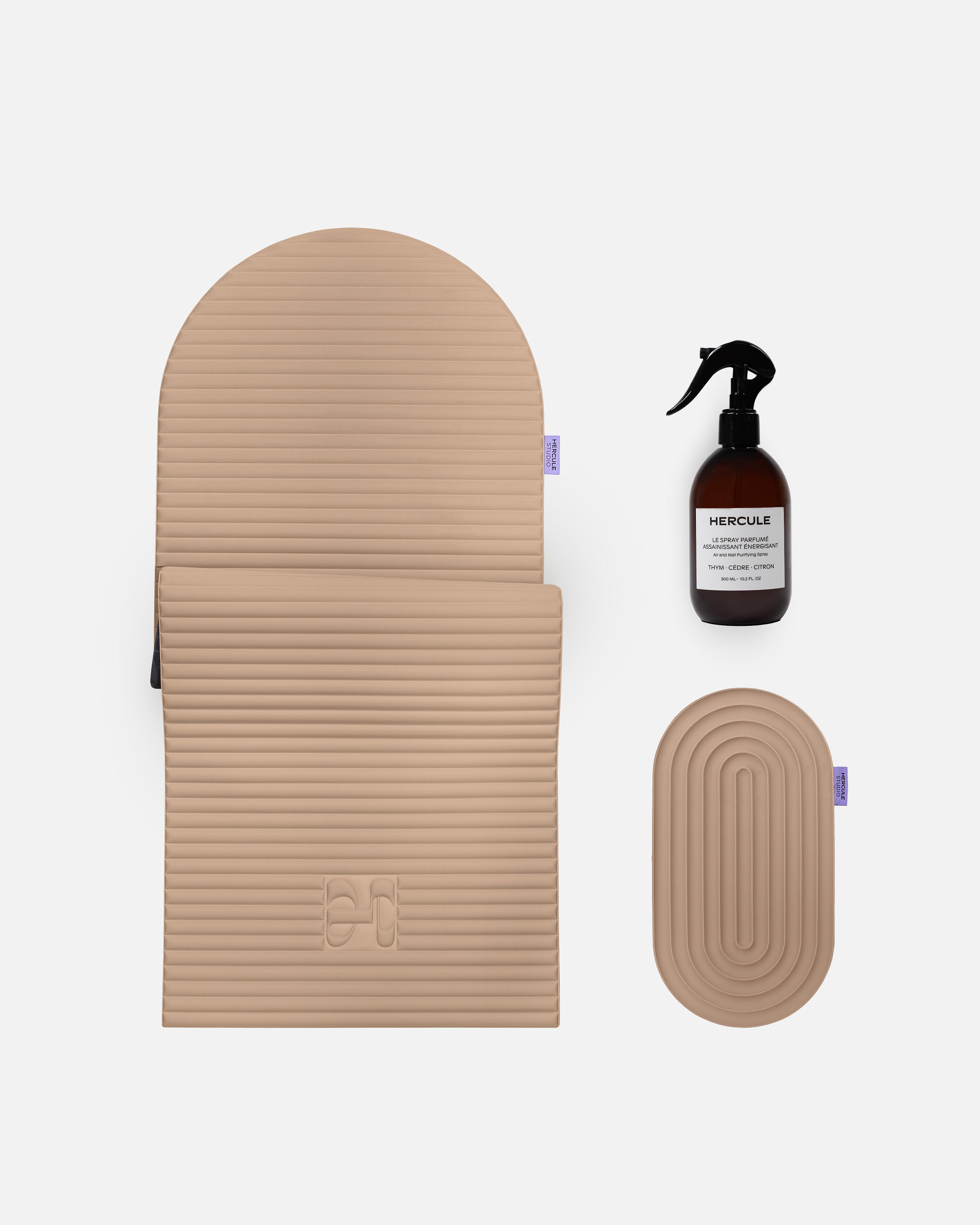 Set Essentiel avec Tapis de sport Archy de la marque Hercule Studio couleur Dune et mini tapis de sport Galé couleur Dune et spray parfumé assainissant énergisant photo packshot fond blanc