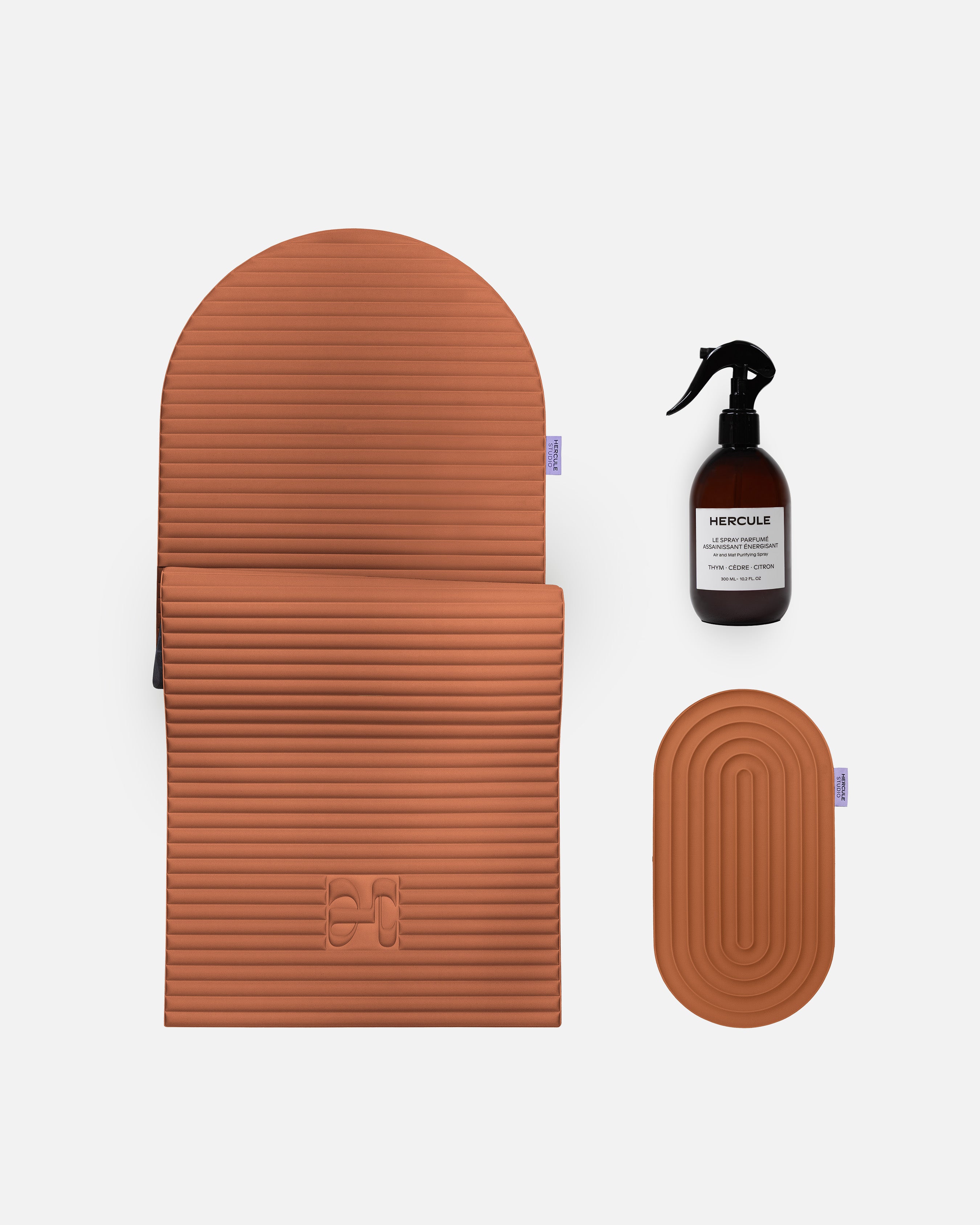 Set essentiel avec tapis de sport Archy, mini tapis de sport Galé couleur Terre cuite et spray parfumé de la marque Hercule Studio photo packshot fond blanc