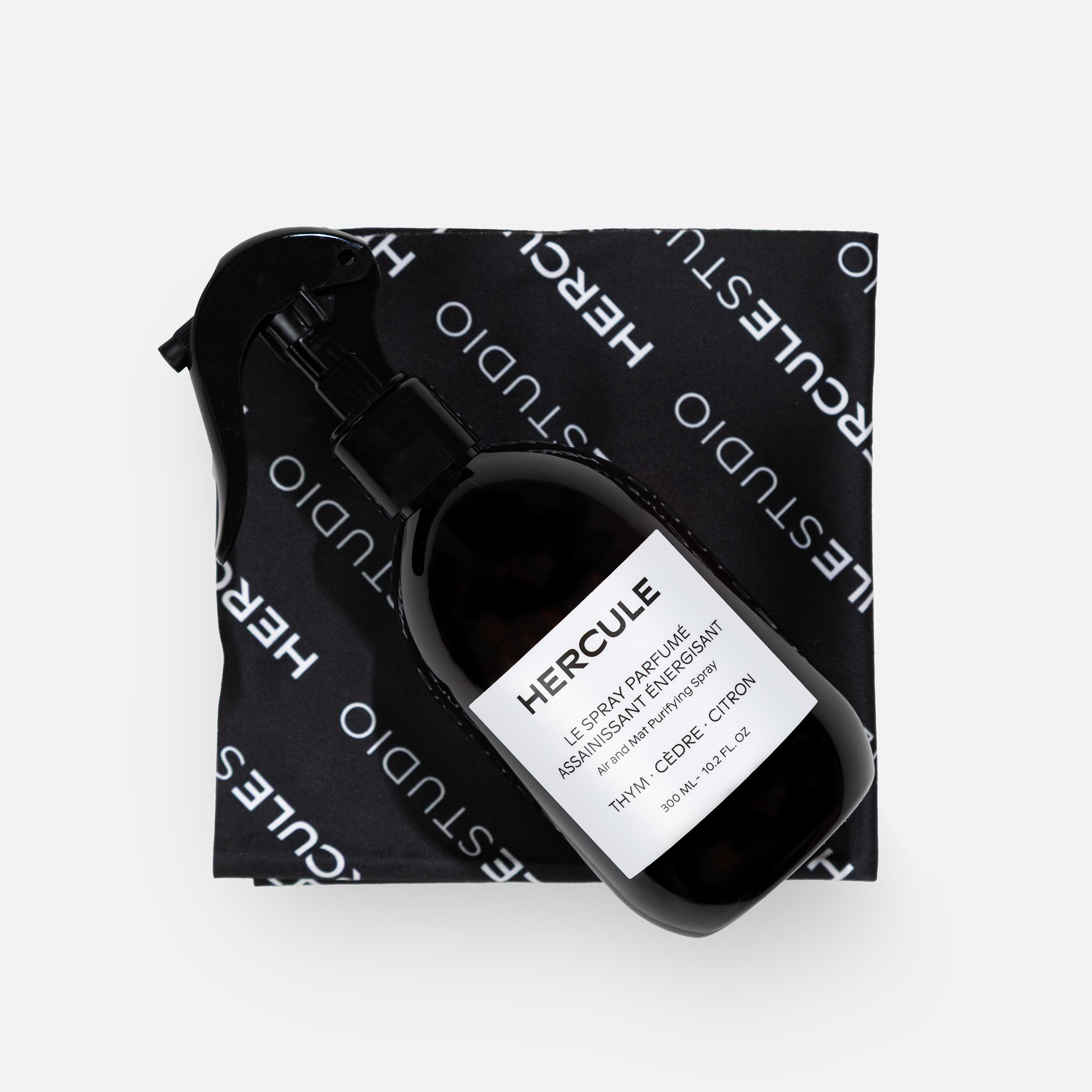 Spray pour assainir le tapis de sport et énergiser l'espace d'entraînement packshot flacon et microfibre