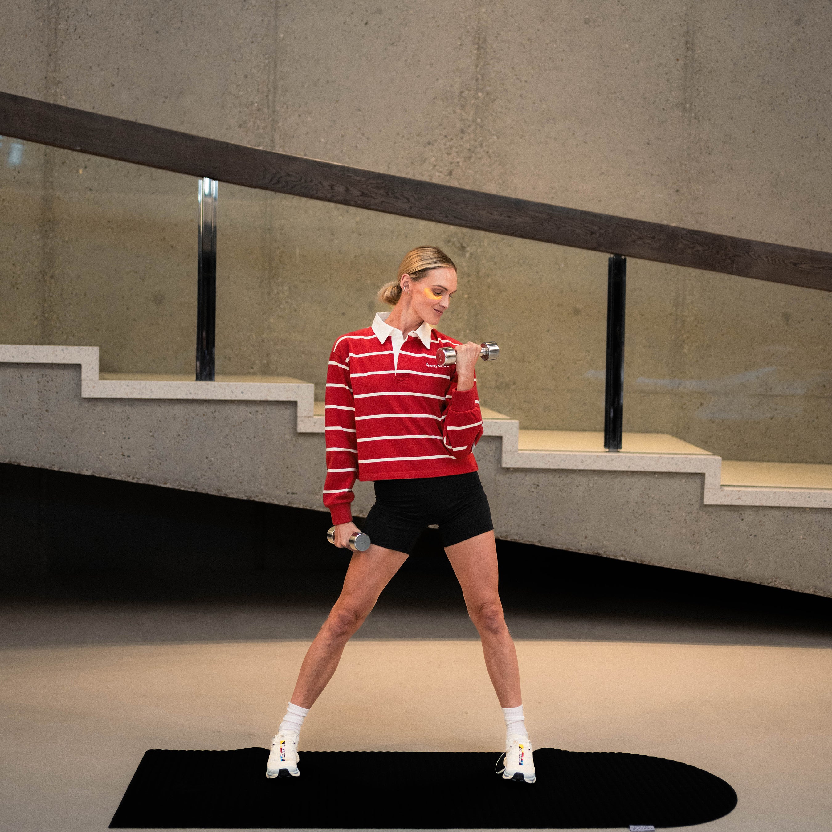 Tapis de sol pour le fitness le yoga et le pilates de la marque hercule studio modèle archy couleur outrenoir photo du tapis déplié avec mannequin