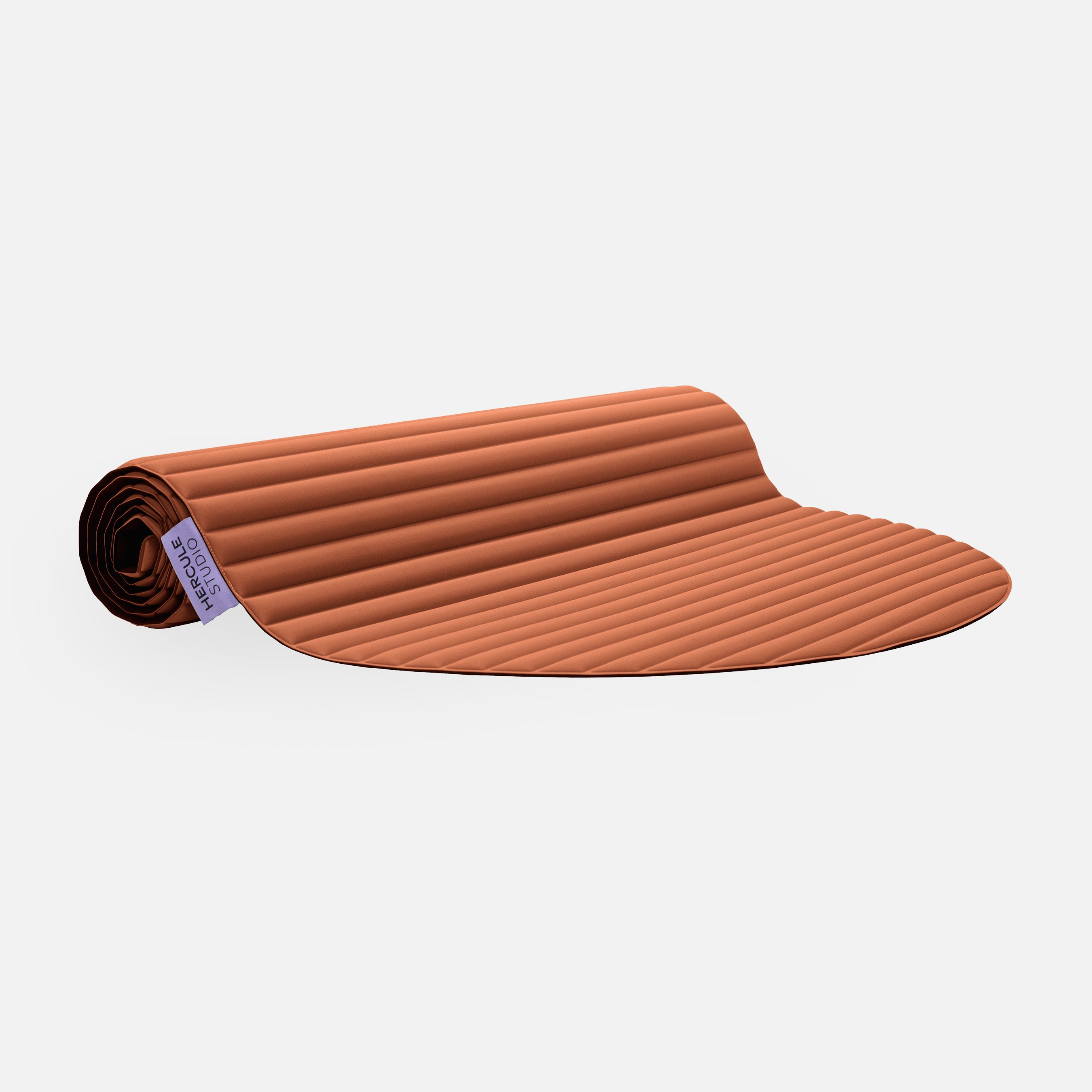 Tapis de sol pour le fitness le yoga et le pilates de la marque hercule studio modèle archy couleur terre cuite packshot semi roulé