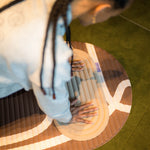 Mini tapis de sol pad de confort de la marque hercule studio modèle galé couleur dune photo lifestyle avec mannequin