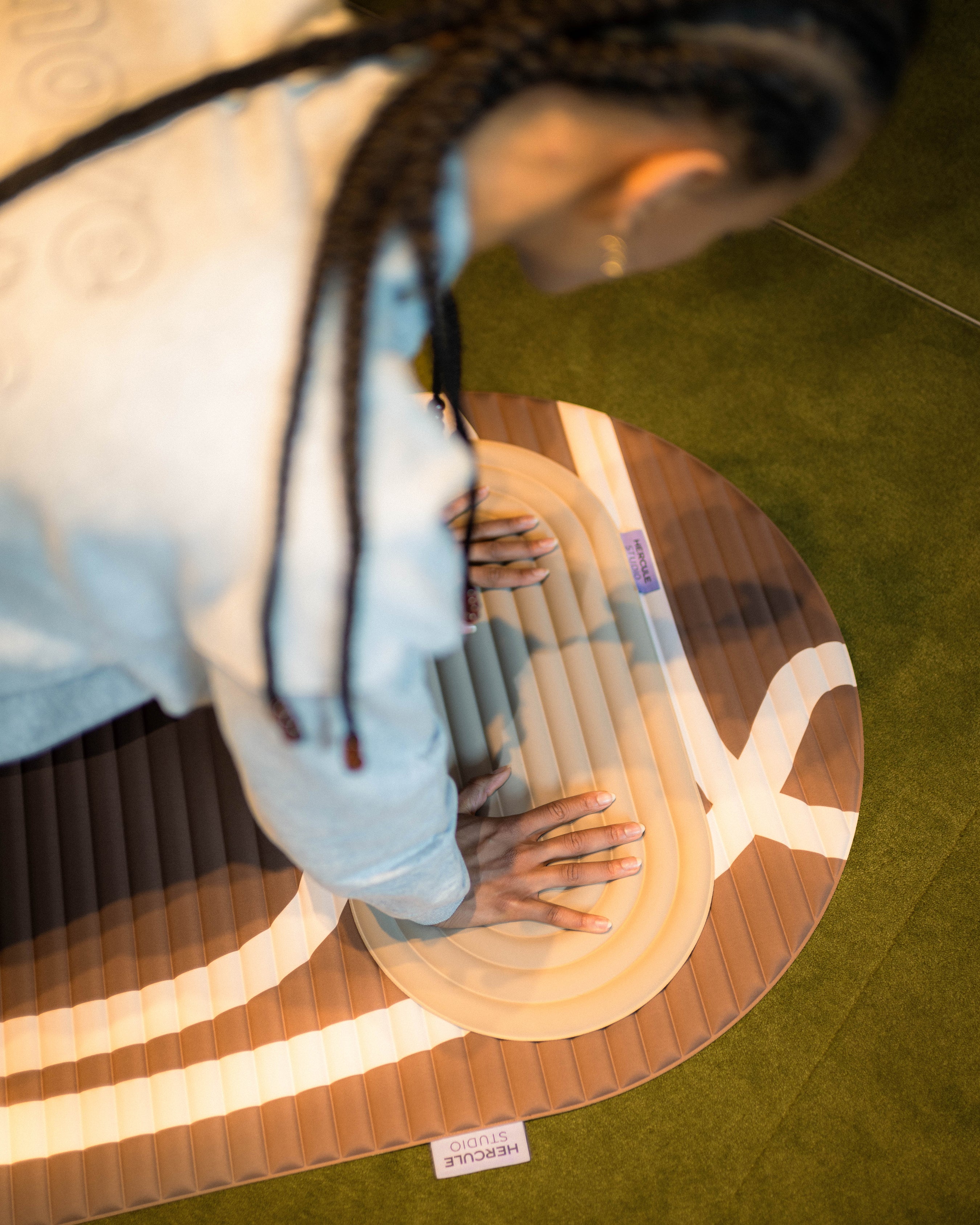 Mini tapis de sol pad de confort de la marque hercule studio modèle galé couleur dune photo lifestyle avec mannequin