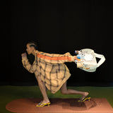 Mannequin en talons sur tapis de sport Archy couleur terre cuite de la marque Hercule Studio