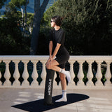 Tapis de sol pour le fitness le yoga et le pilates de la marque hercule studio modèle archy couleur outrenoir photo du tapis déplié avec mannequin