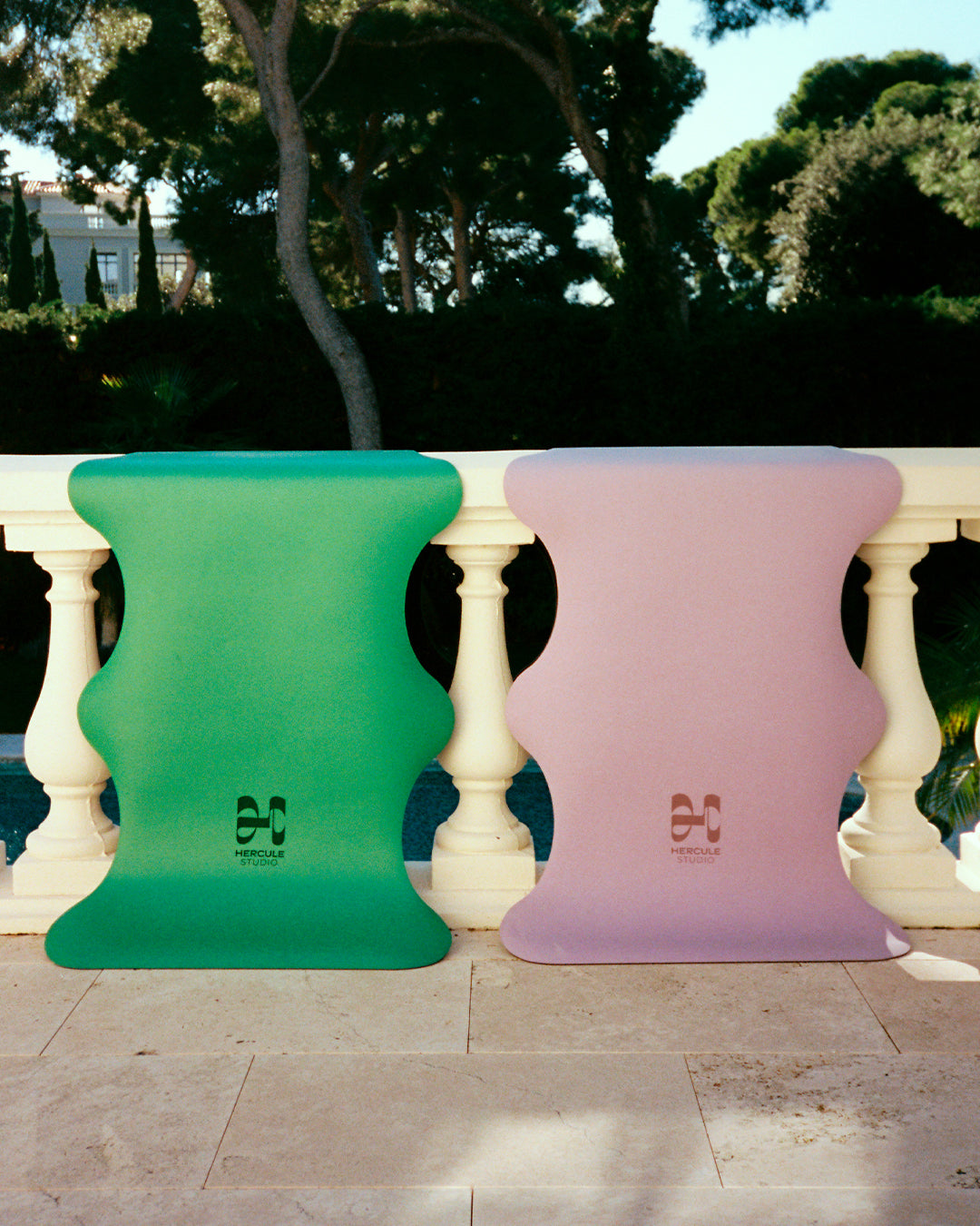Tapis de sol pour le yoga de la marque hercule studio modèle mar couleur golf vert et lavande sur un balcon