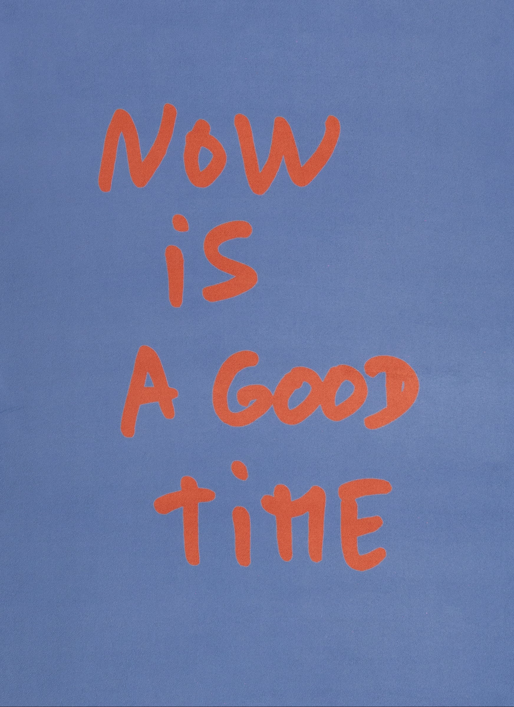 Zoom sur la texture du tapis de yoga Mar avec la citation de thomas lélu "now is a good time"