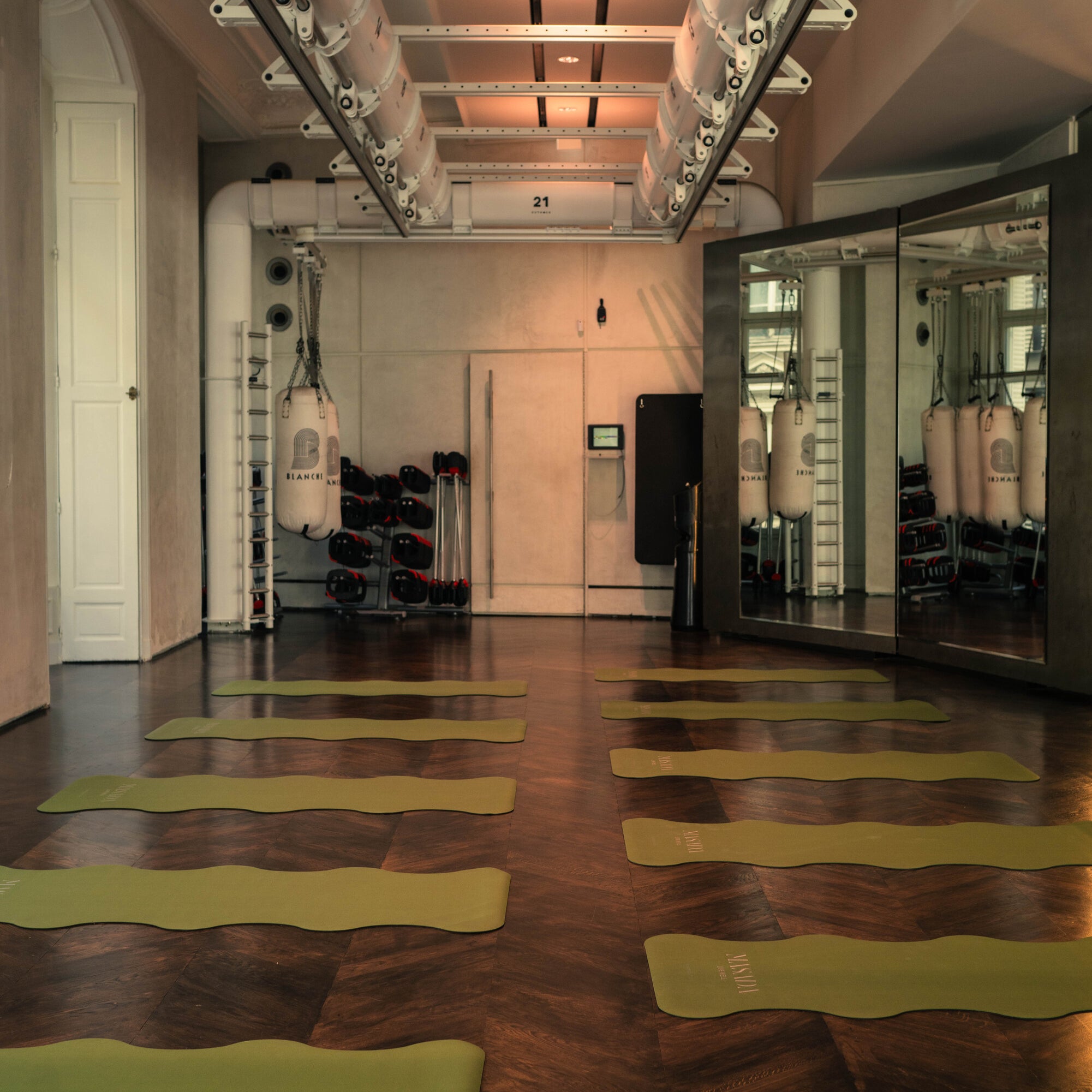 Blanche, salle de sport parisienne partenaire de la marque d'accessoires de sport Hercule Studio