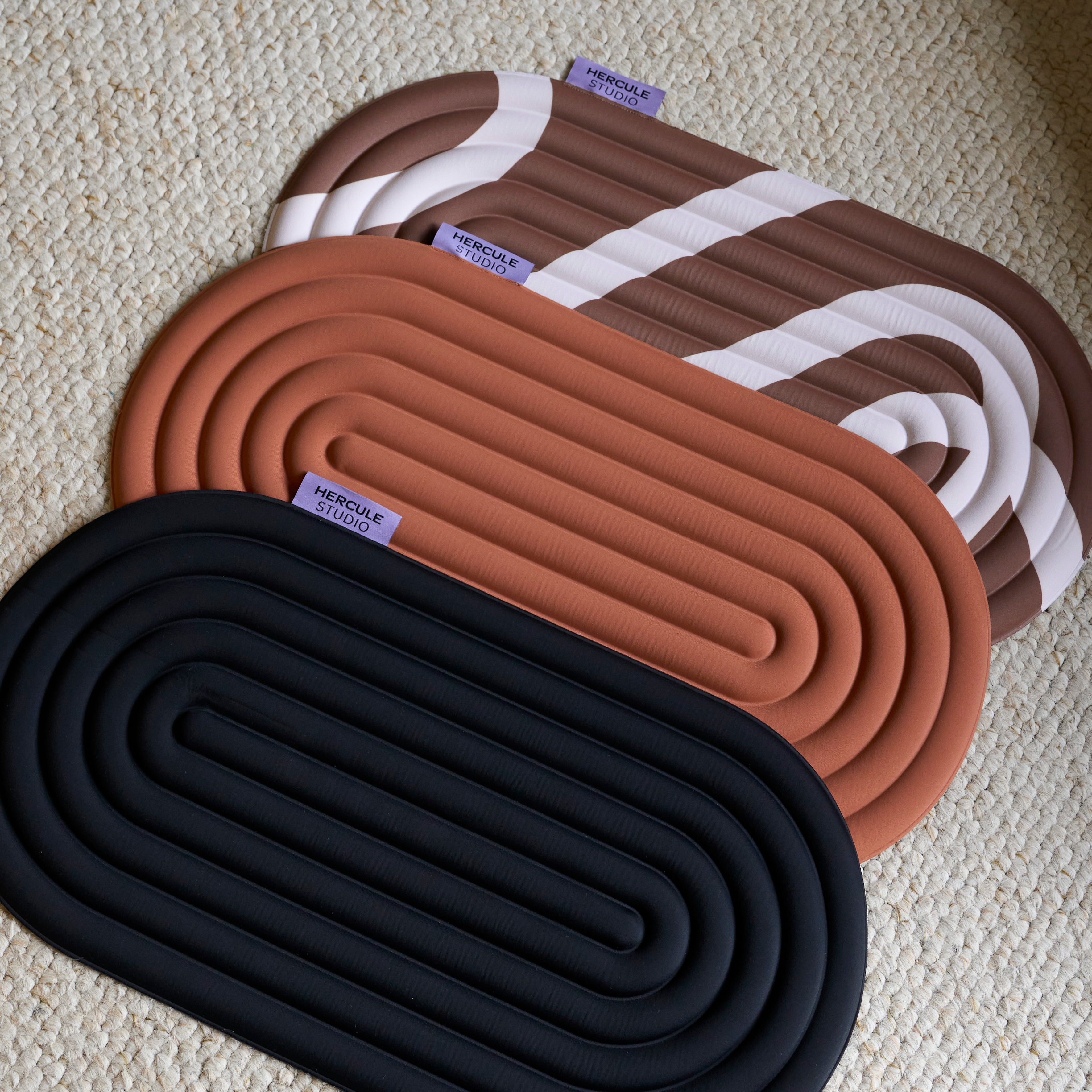 Collection des minis tapis de sport "pads de confort" de la marque Hercule Studio, à utiliser en complément d'un tapis, seul en tapis de voyage ou sur un Reformer de Pilates