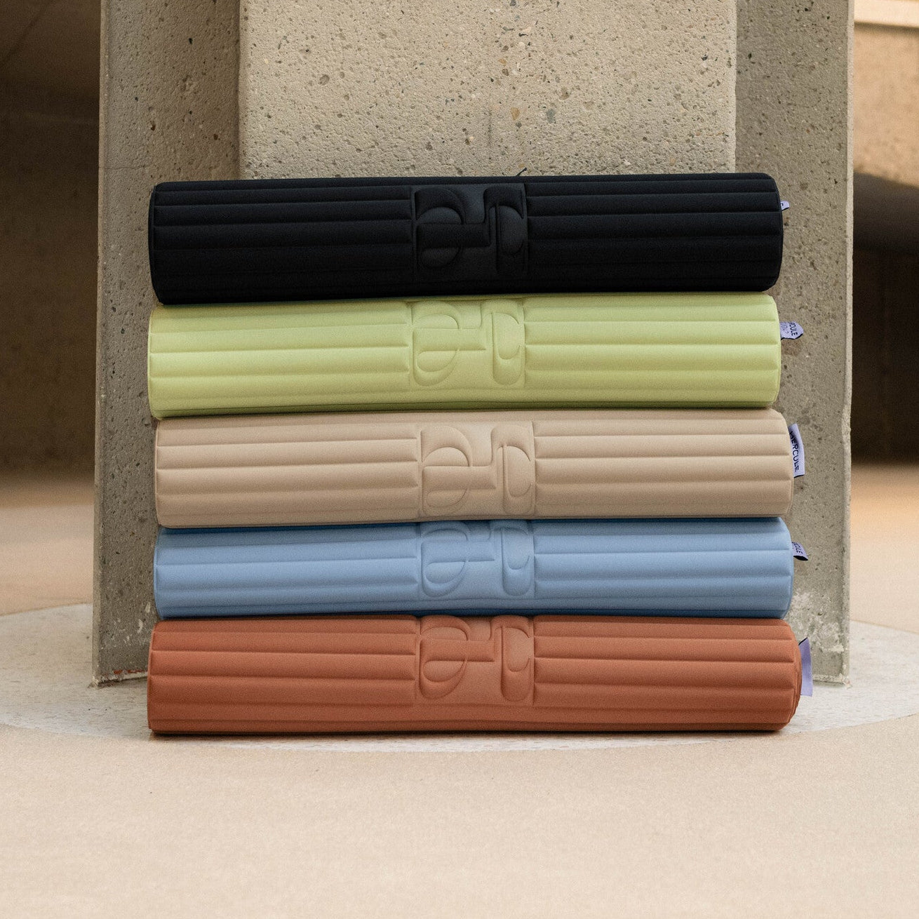 Collection des tapis de sport Archy unis de la Marque Hercule Studio, couleurs terre cuite, bleu, beige, vert et noir