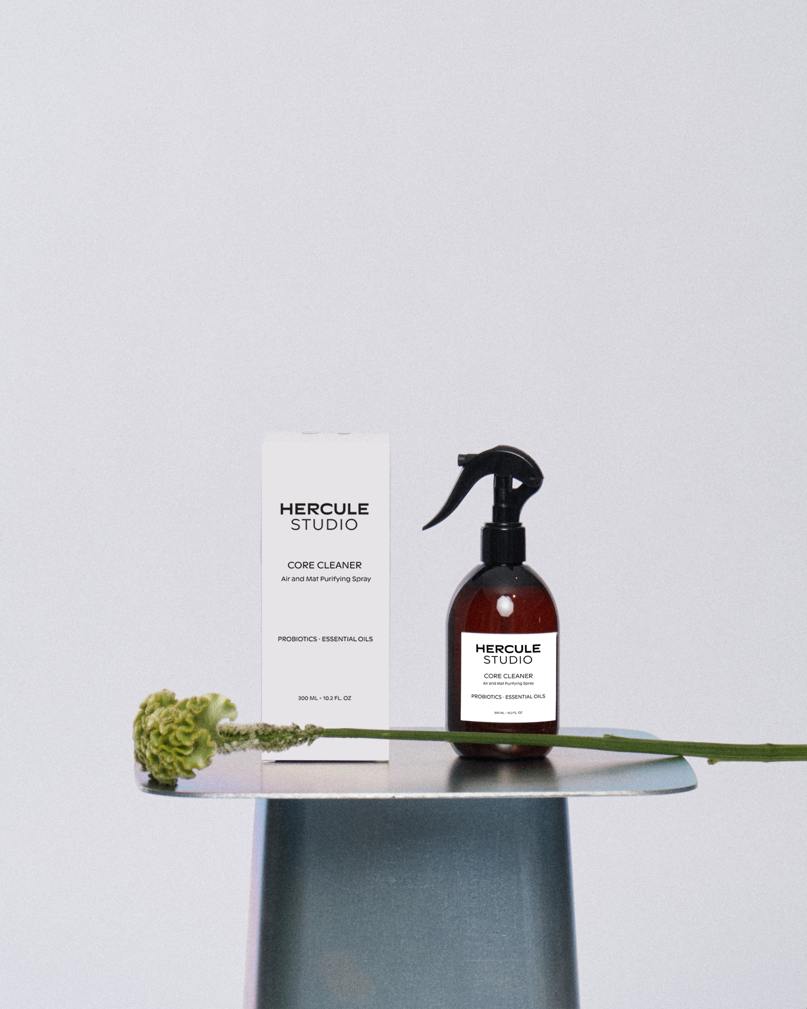 Spray breveté 2-en-1 pour assainir vos tapis de sport et énergiser l'espace de pratique, fabriqué en France