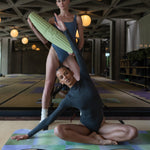Tapis de yoga Mar de la marque Hercule Studio en collaboration avec Leslie David Studio en matière suède, couleur bleu, vert et argent Breathe In