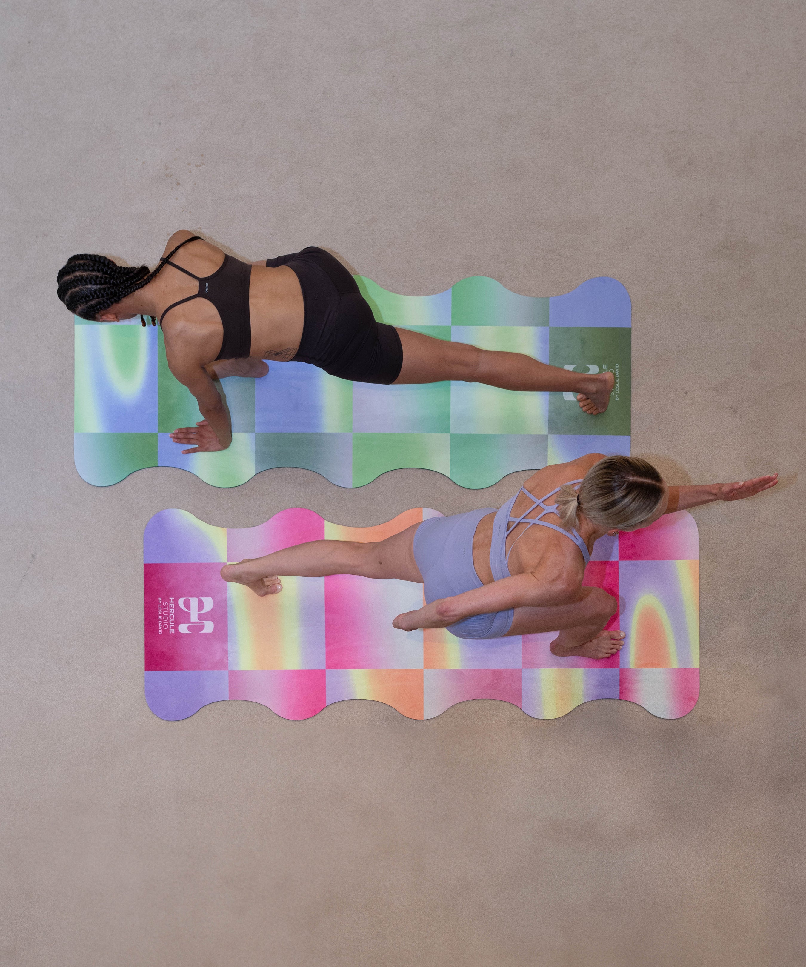 Pratique yoga lifestyle avec tapis Mar Hercule Studio Breathe In et Dance Out, suede lavable en machine pour flow et postures, collaboration artistique premium