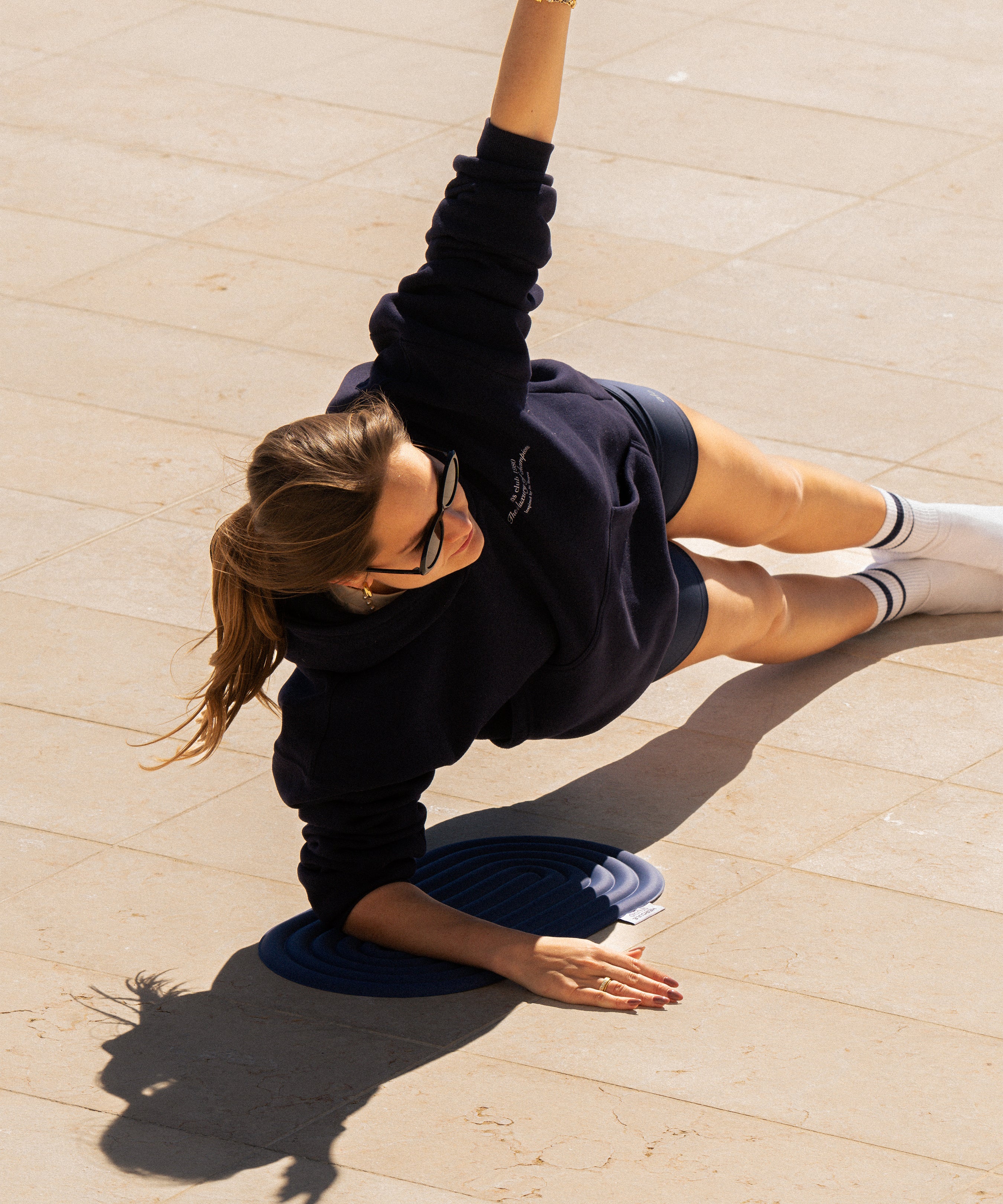 Pad Galé Hercule Studio navy en cours de Pilates lifestyle, mini tapis 3-en-1 bleu nuit pour soutien ergonomique, accessoire nomade fabriqué en France