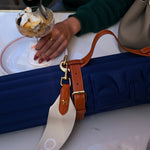 Tapis d'exercice bleu nuit profond de la marque française Hercule Studio, design élégant et old money avec sangle de transport pour tapis de sport