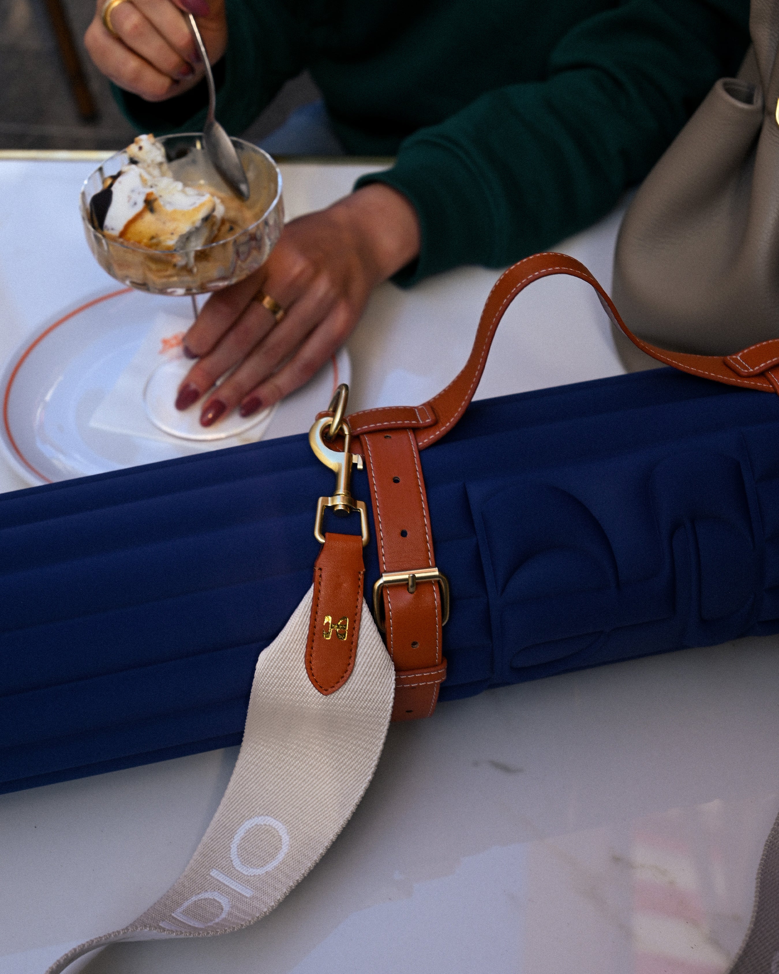 Tapis d'exercice bleu nuit profond de la marque française Hercule Studio, design élégant et old money avec sangle de transport pour tapis de sport