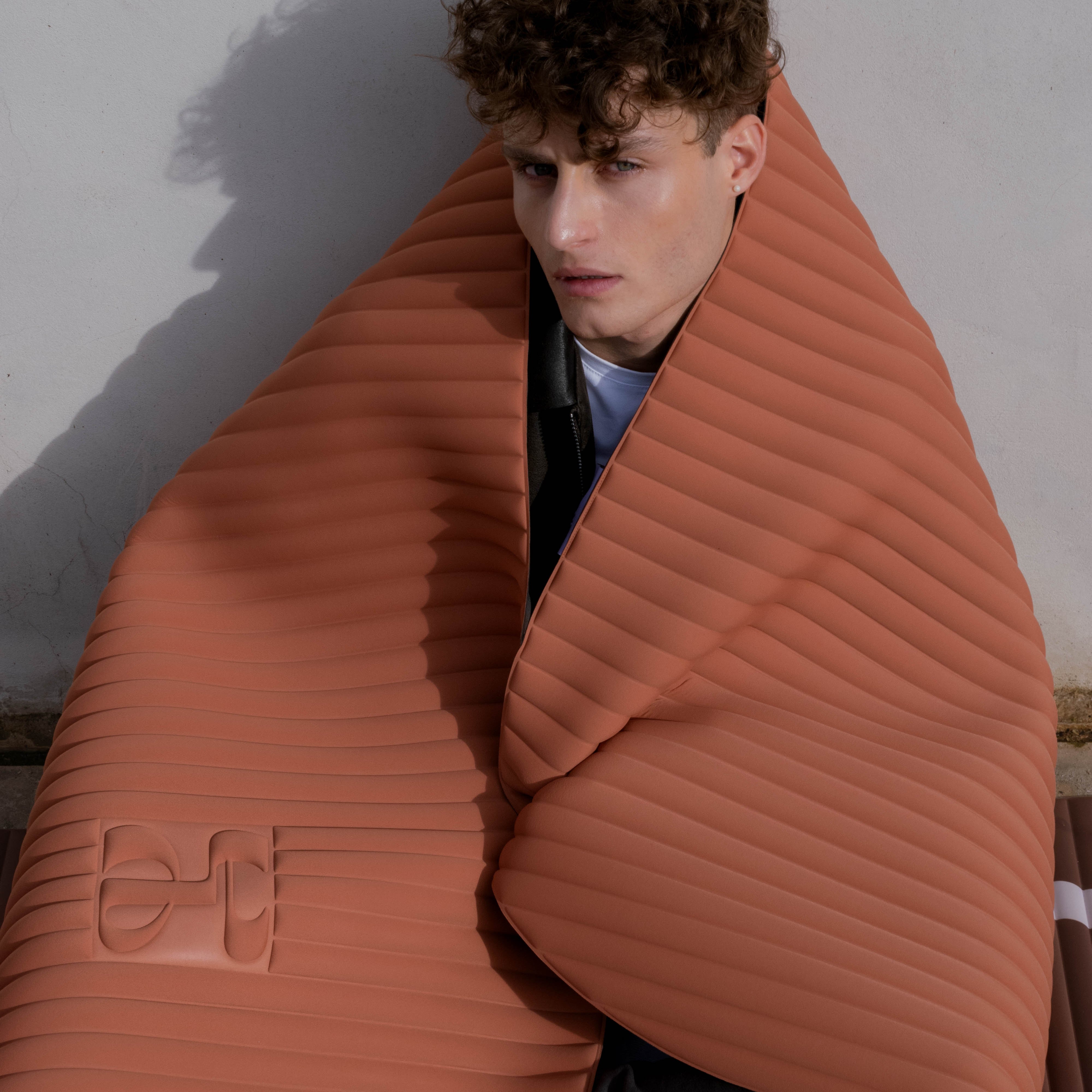 Photo lifestyle avec mannequin du tapis de fitness Archy Terre cuite