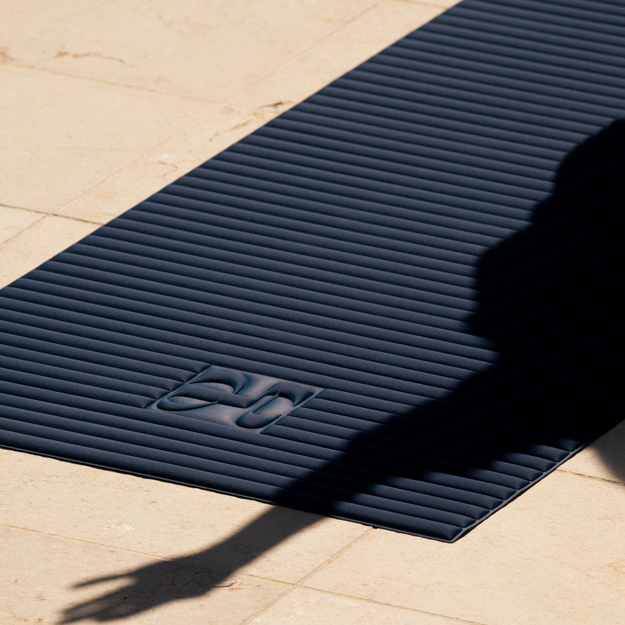Tapis de sport avec son nouveau coloris Navy bleu nuit, design et made in France par Hercule Studio