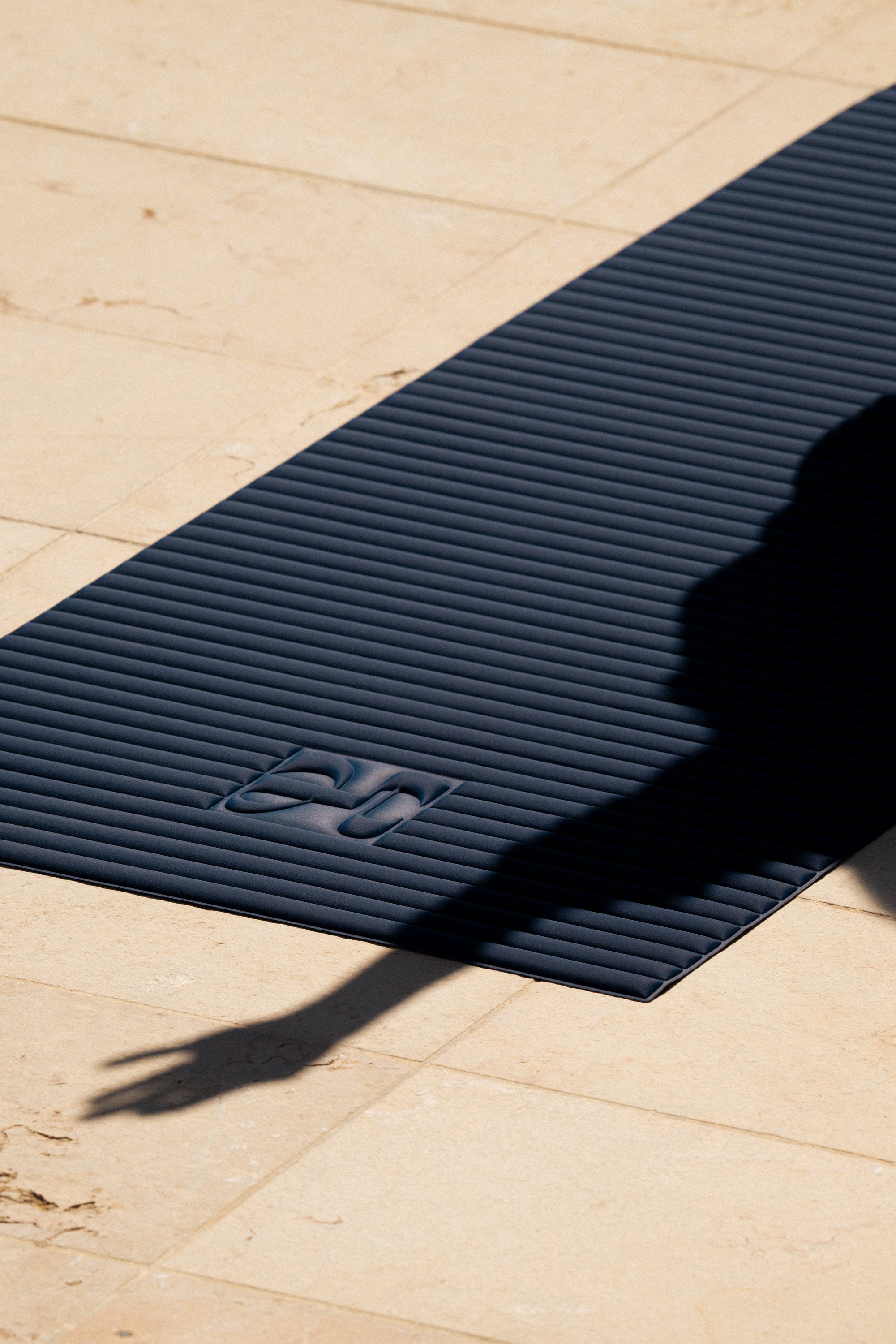 Tapis de sport avec son nouveau coloris Navy bleu nuit, design et made in France par Hercule Studio