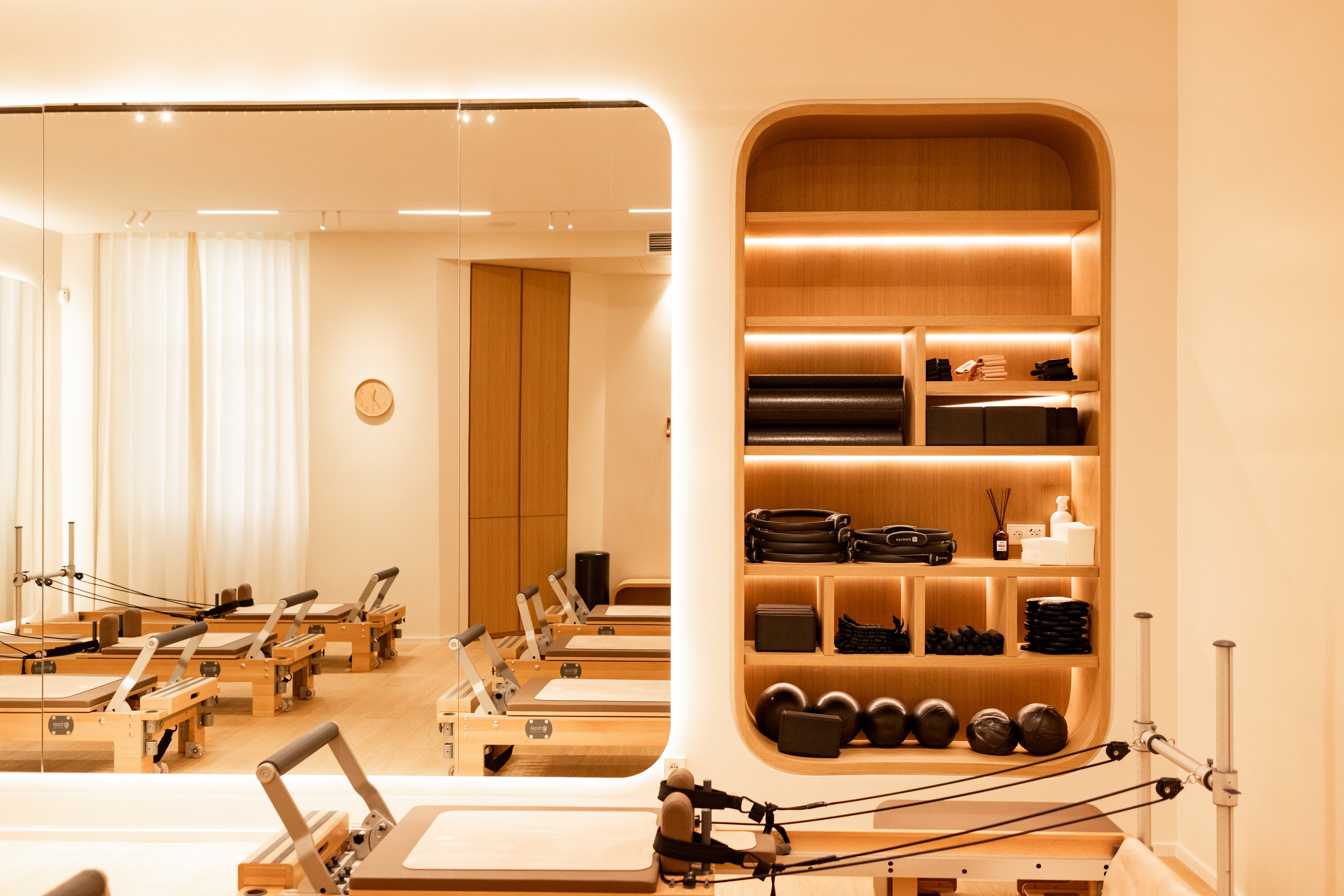 Ora Studio, partenaire de la marque d'accessoires de sport Hercule Studio, photo avec reformer de Pilates