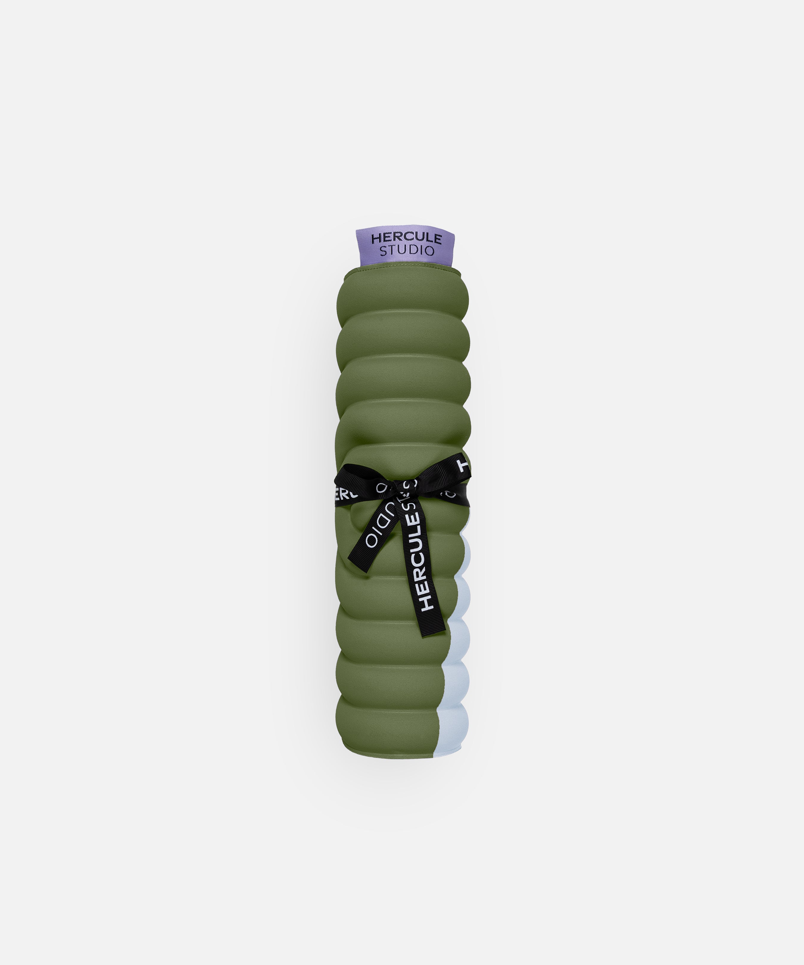 Pad Galé Hercule Studio – mini tapis nomade 3‑en‑1 imprimé kaki et bleu (Axel) avec ruban logo – portable pour voyage, Reformer de Pilates, design français durable, vue roulée