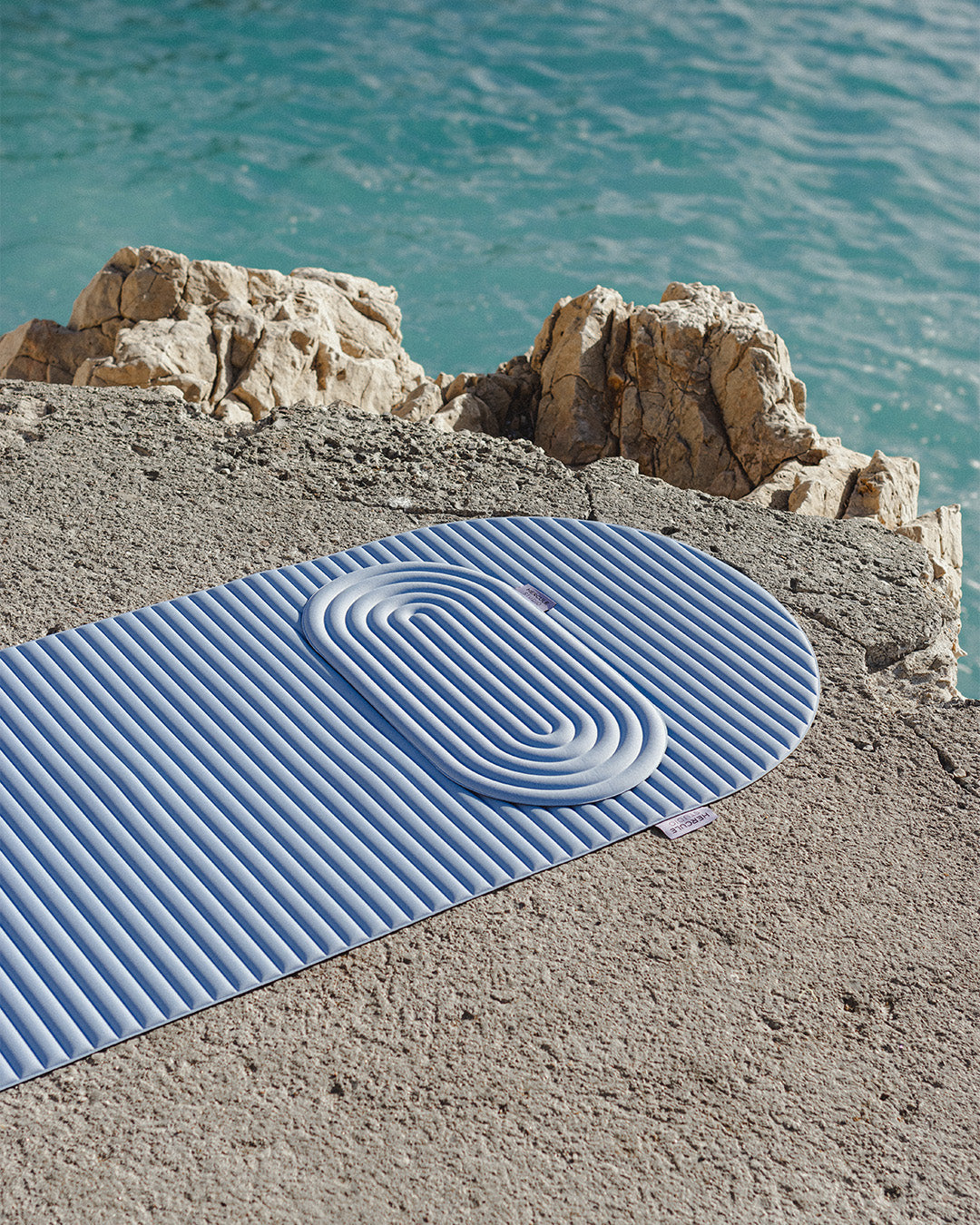 Hercule Studio Blue Jean Pilates mat for lifestyle Pilates classes, blue 3-in-1 mini mat for supporting sensitive areas, portable accessory made in France, and blue Archy exercise mat
