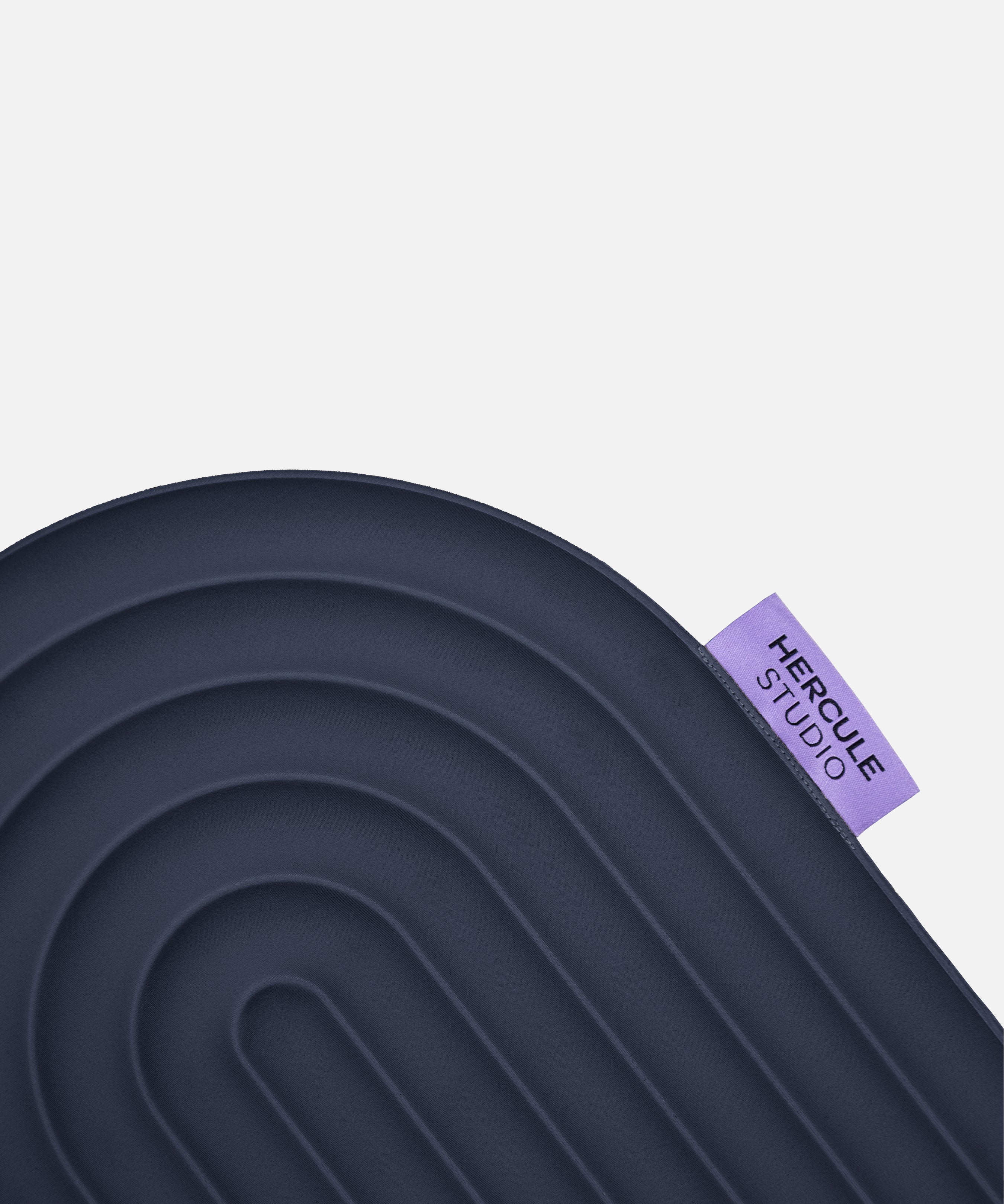 Zoom étiquette violette du mini tapis Galé Hercule Studio – pad 3‑en‑1 bleu nuit (navy), support ergonomique pour genoux, coudes, fessiers, design durable made in France