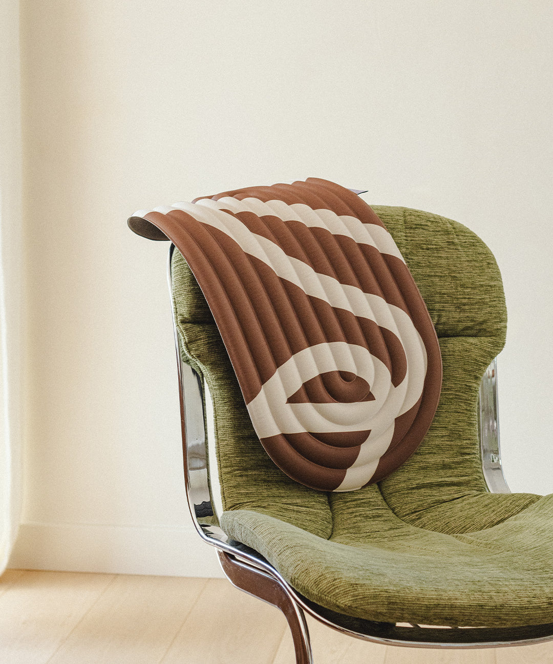 Session lifestyle avec pad ergonomique Galé Hercule Studio Bari choco, mini tapis compact pour Pilates et soutien des genoux