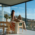 Mini tapis de sol pad de confort de la marque hercule studio modèle galé couleur bari orange pop photo lifestyle avec mannequin