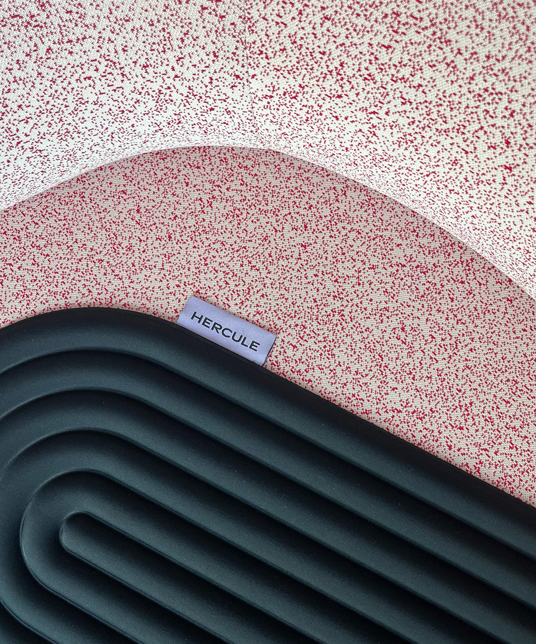 Pad Galé Hercule Studio outrenoir en situation lifestyle, mini tapis 3-en-1 noir pour séance de Pilates et yoga, accessoire nomade fabriqué en France