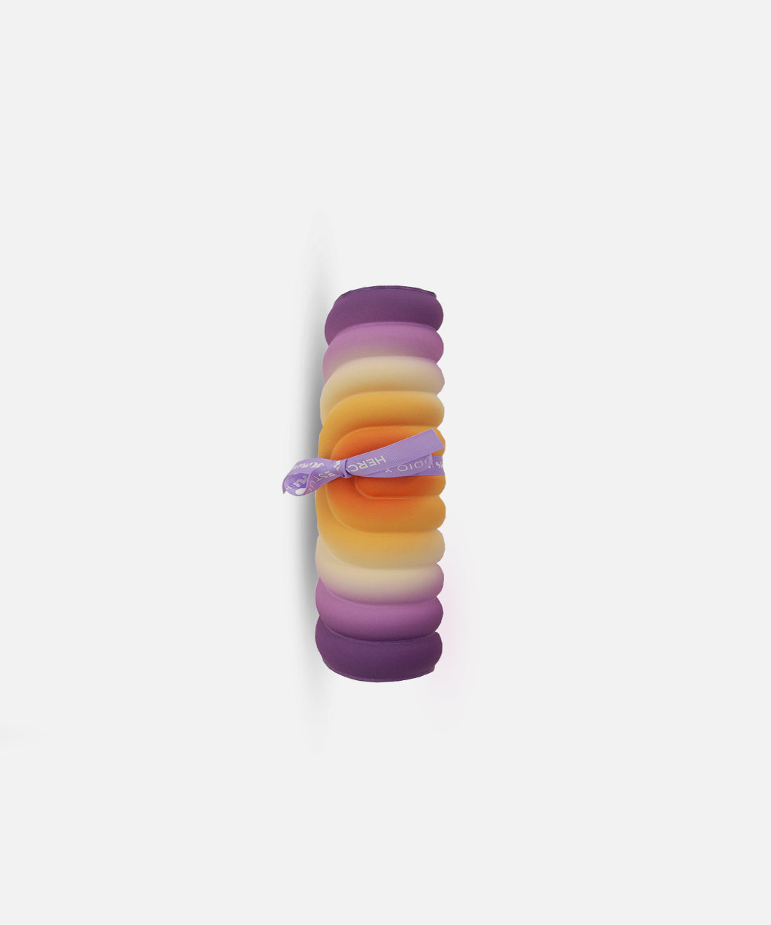 Mini tapis Galé Hercule Studio roulé avec ruban personnalisé violet – édition limitée Fall en collaboration avec Univers Uchronia, fond violet avec 2 ronds oranges – pad nomade 3‑en‑1, pratique pour voyage, Pilates et Reformer, design français durable