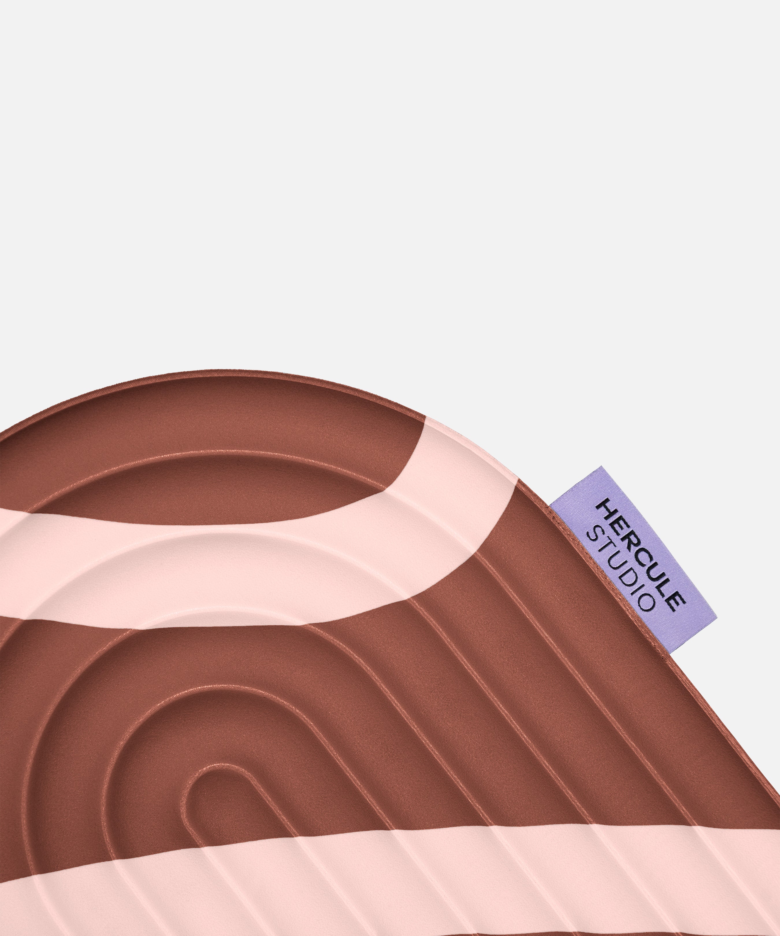 Étiquette violette du mini tapis Galé Hercule Studio – pad 3‑en‑1 imprimé marron et écru (Bari Choco), support ergonomique zones sensibles, design durable made in France