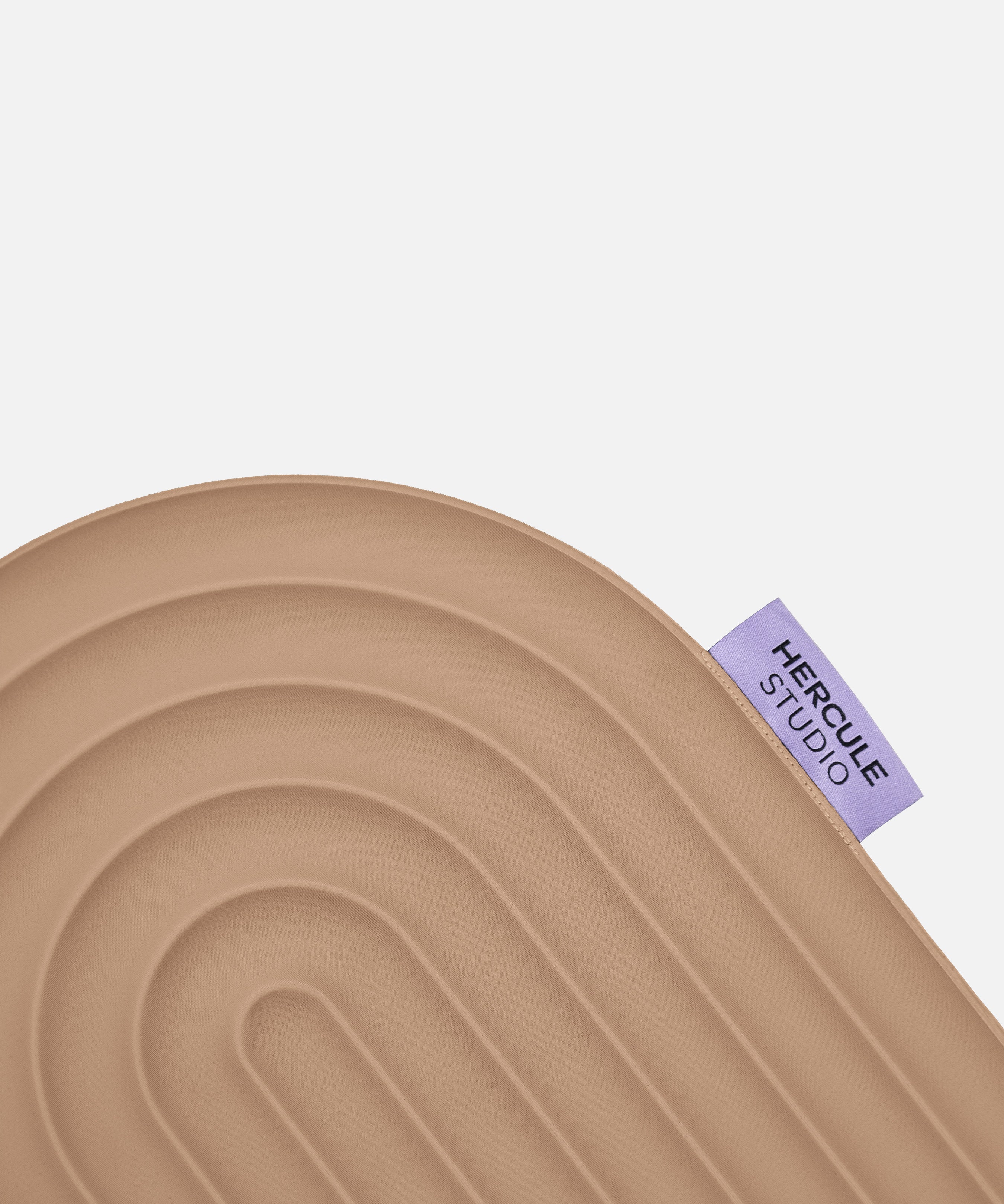 Zoom sur l’étiquette violette du mini tapis Galé Hercule Studio – pad 3‑en‑1 beige (Dune), support ergonomique genoux, coudes, fessiers, design durable made in France