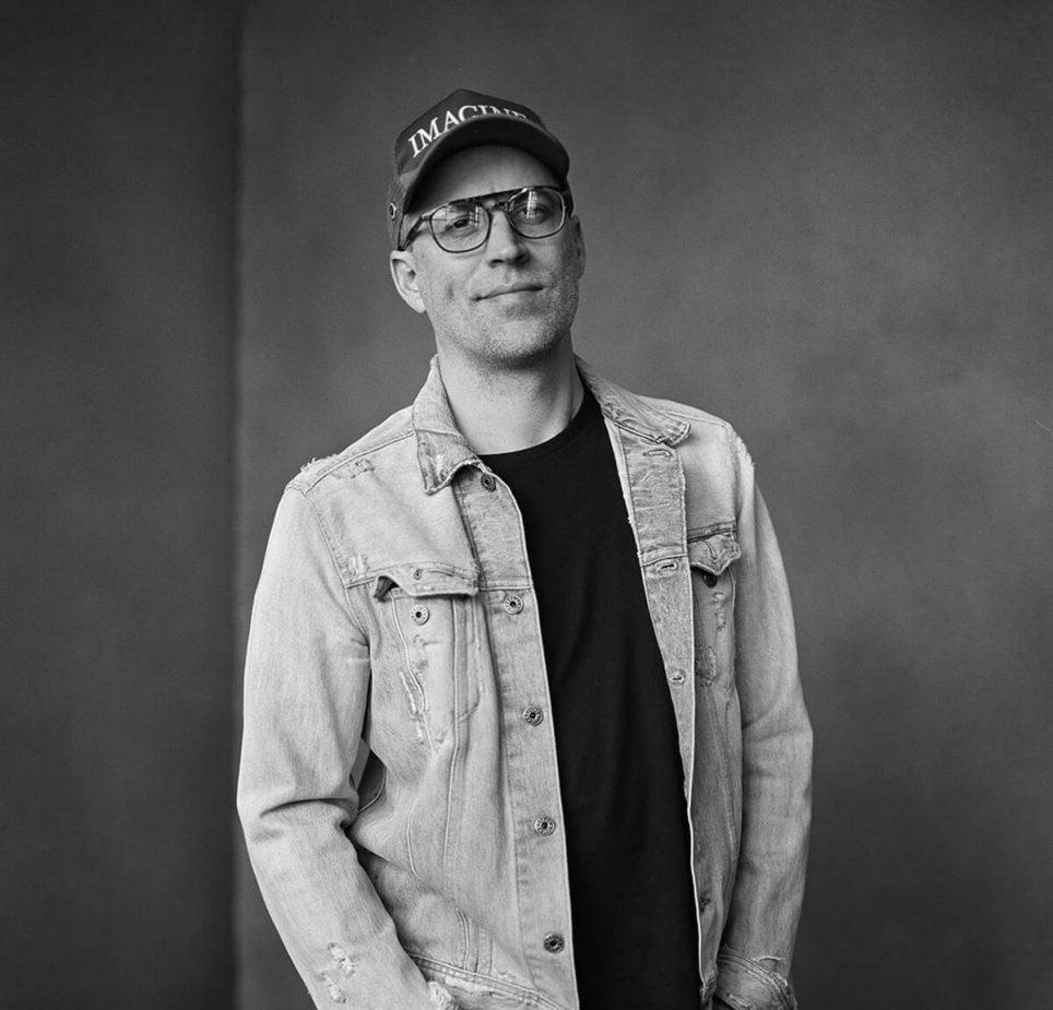 Portrait de l'artiste Thomas Lélu qui présente une collaboration avec la marque de sport hercule Studio