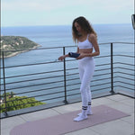 Pad Galé Hercule Studio navy en cours de Pilates lifestyle avec tapis de sport beige, mini tapis 3-en-1 bleu nuit pour soutien ergonomique, accessoire nomade fabriqué en France
