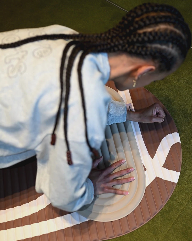 Lifestyle fitness avec pad ergonomique Galé Hercule Studio beige dune, mini tapis compact pour exercices au sol et soutien des genoux et tapis de sport Archy imprimé marron Bari Choco