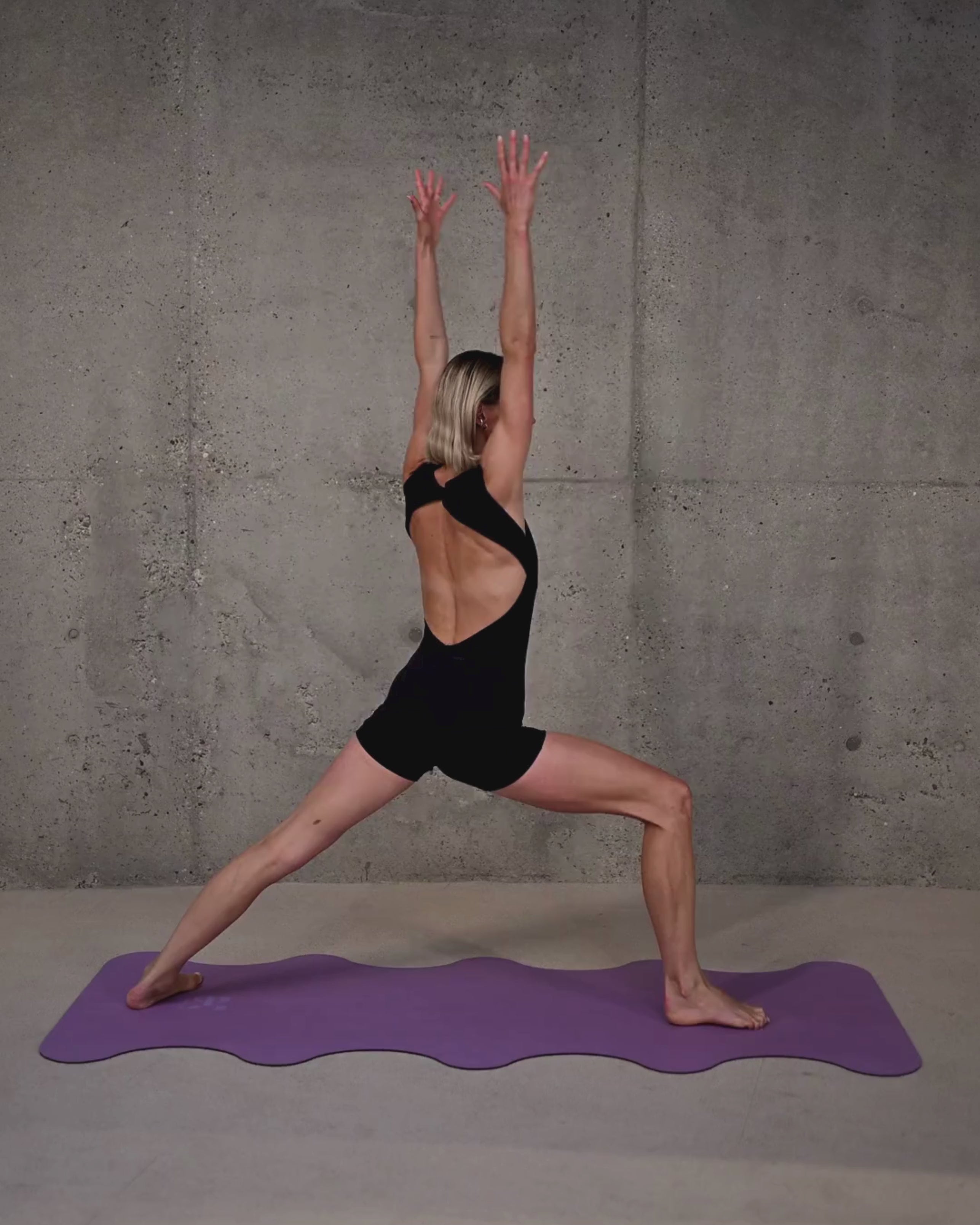 Lifestyle yoga practice with the Hercule Studio Mar Lavender mat, premium non-slip mat for vinyasa and yin yoga, soothing color made in France