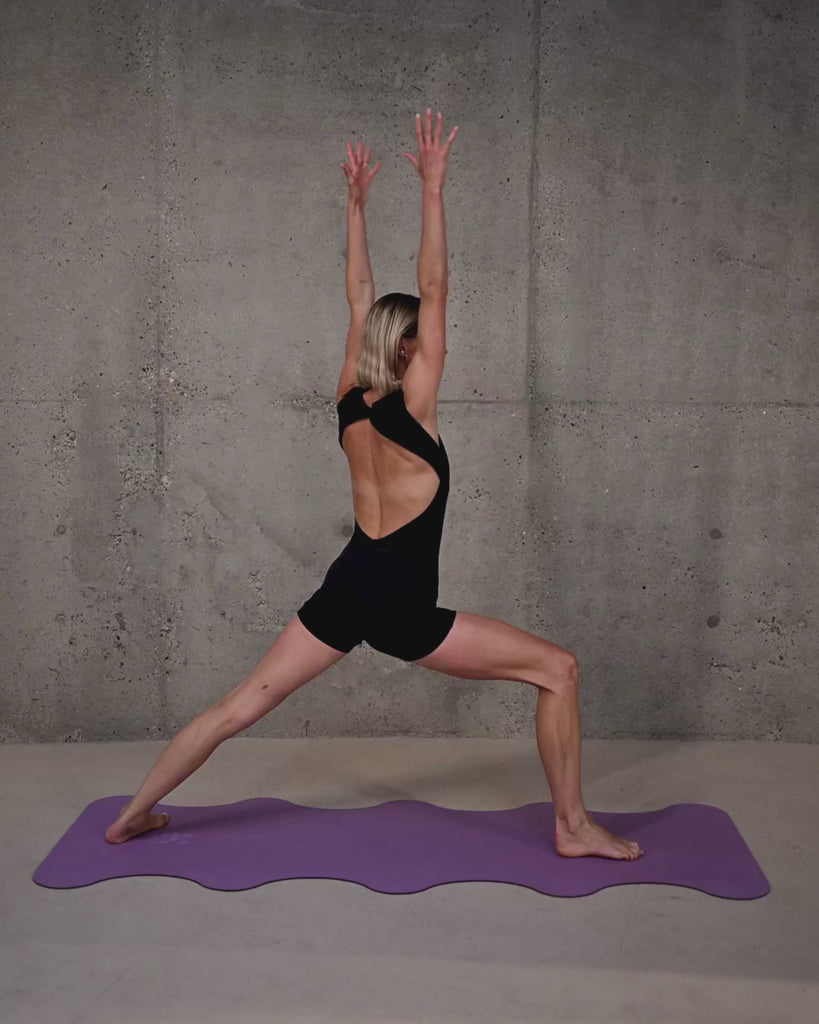 Pratique de yoga lifestyle avec tapis Mar Hercule Studio lavande, mat premium antidérapant pour vinyasa et yin yoga, couleur apaisante made in France