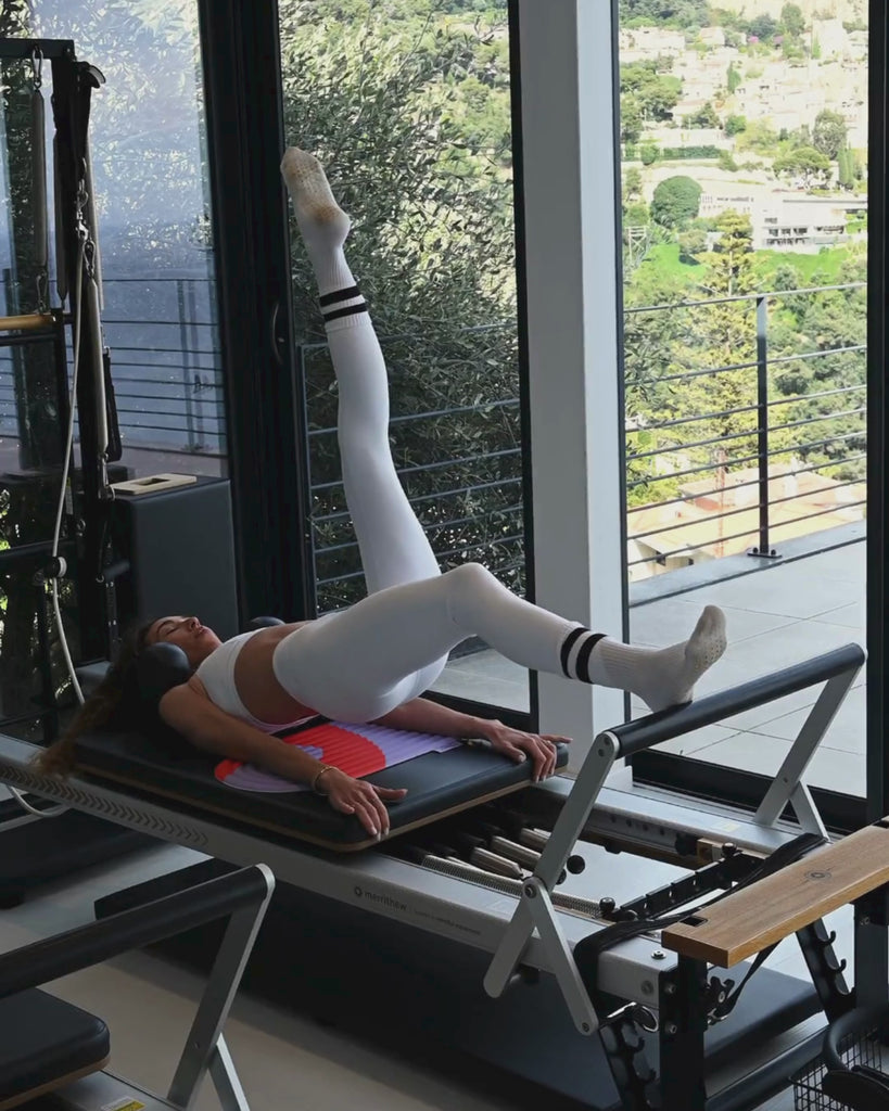 Vidéo de mise en action du nouveau core cleaner, Spray enrichit en probiotiques pour assainir les tapis de sport et énergiser l'espace de pratique, fabriqué en France