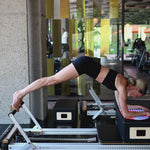 Séance de Pilates Reformer avec pad de confort Galé Hercule Studio Axel rouge et violet, soutien zones sensibles et imprimé graphique, accessoire nomade durable