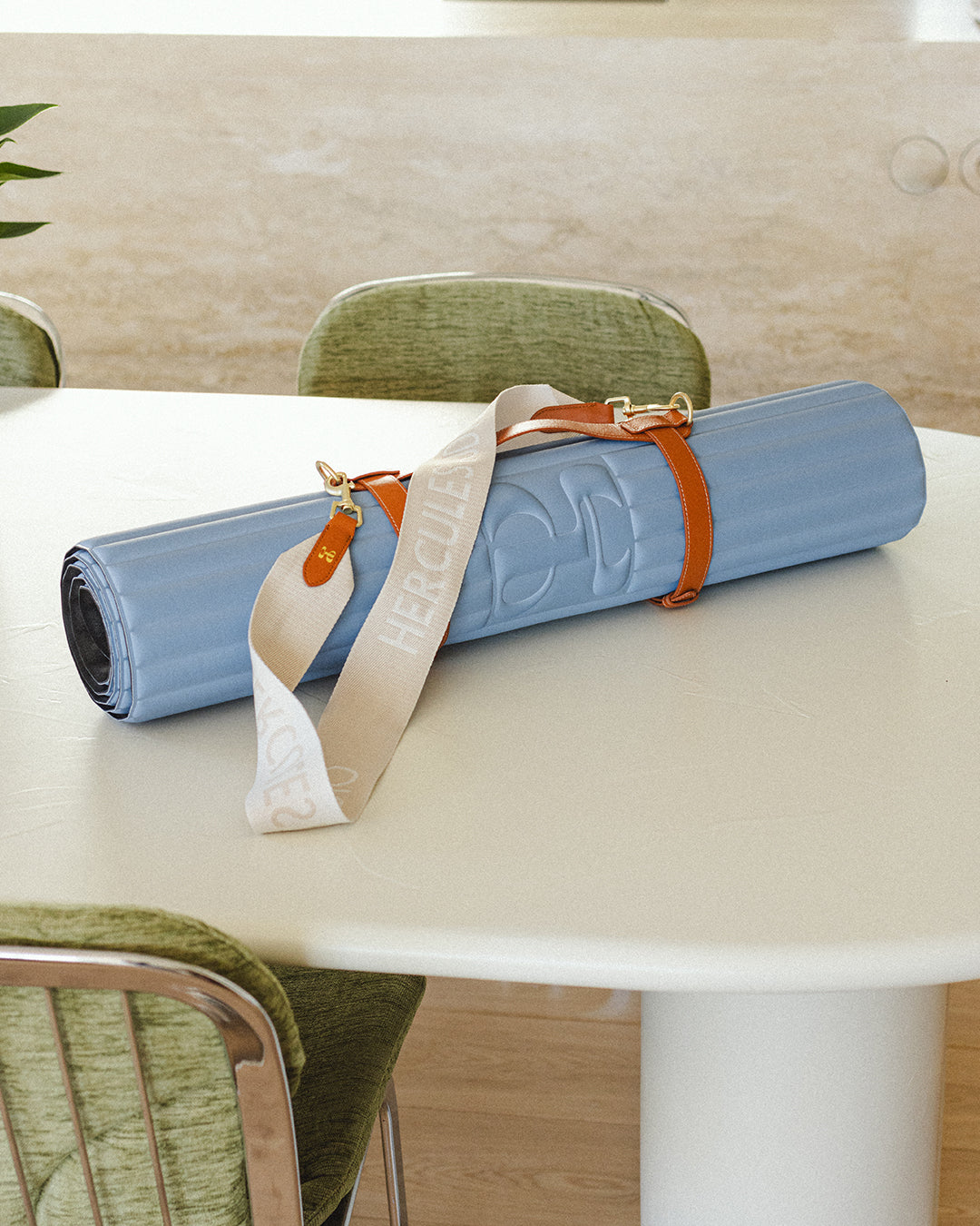 Sangle de transport pour tapis d'exercice modèle soca couleur beige et camel avec tapis d'exercice archy blue-jean