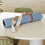 Sangle de transport pour tapis d'exercice modèle soca couleur beige et camel avec tapis d'exercice archy blue-jean