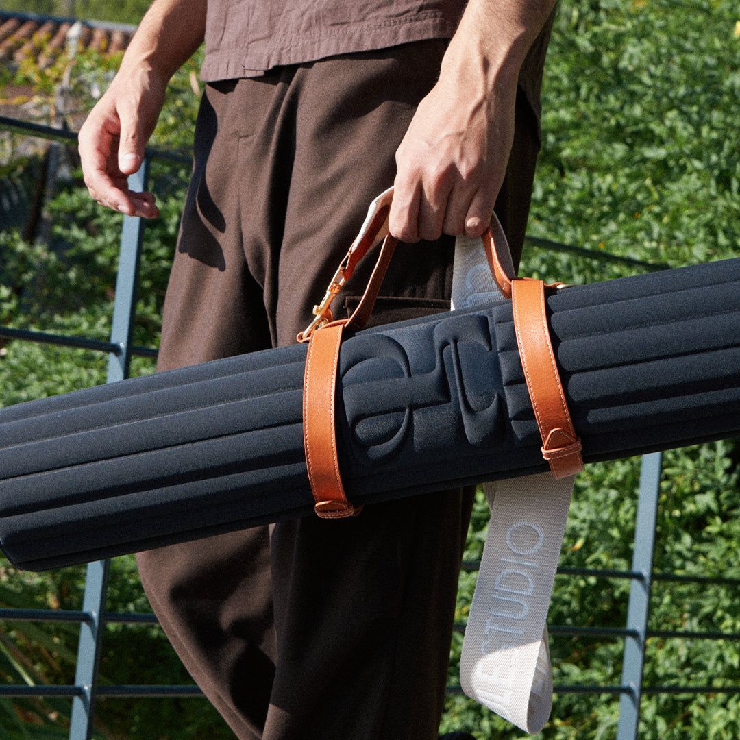 Sangle de transport pour tapis d'exercice modèle soca couleur beige et camel avec tapis d'exercice archy outrenoir photo porté main