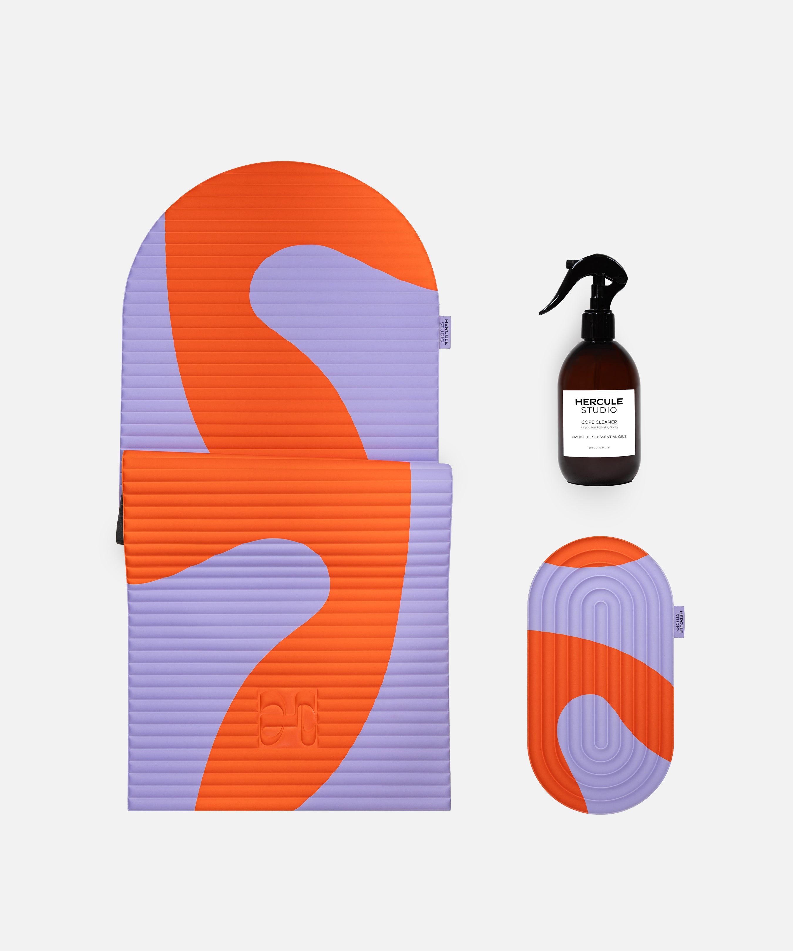 Bundle essentiel Hercule Studio imprimé Axel rouge orangé avec tapis Archy graphique, pad Galé 3-en-1 et spray nettoyant pour tapis de sport, set pilates design et responsable fabriqué en France, packshot produits