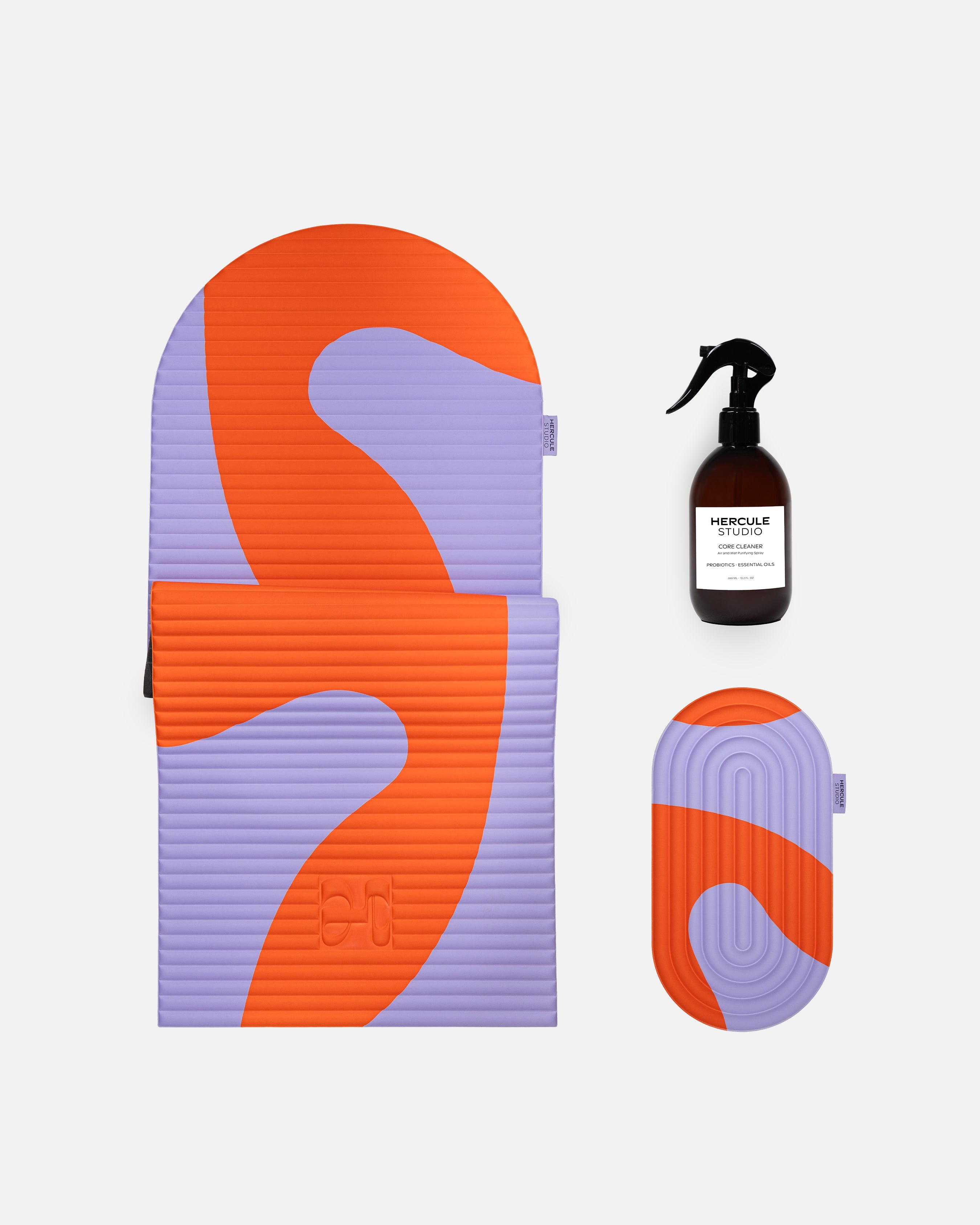 Bundle essentiel Hercule Studio imprimé Axel rouge orangé avec tapis Archy graphique, pad Galé 3-en-1 et spray nettoyant pour tapis de sport, set pilates design et responsable fabriqué en France, packshot produits