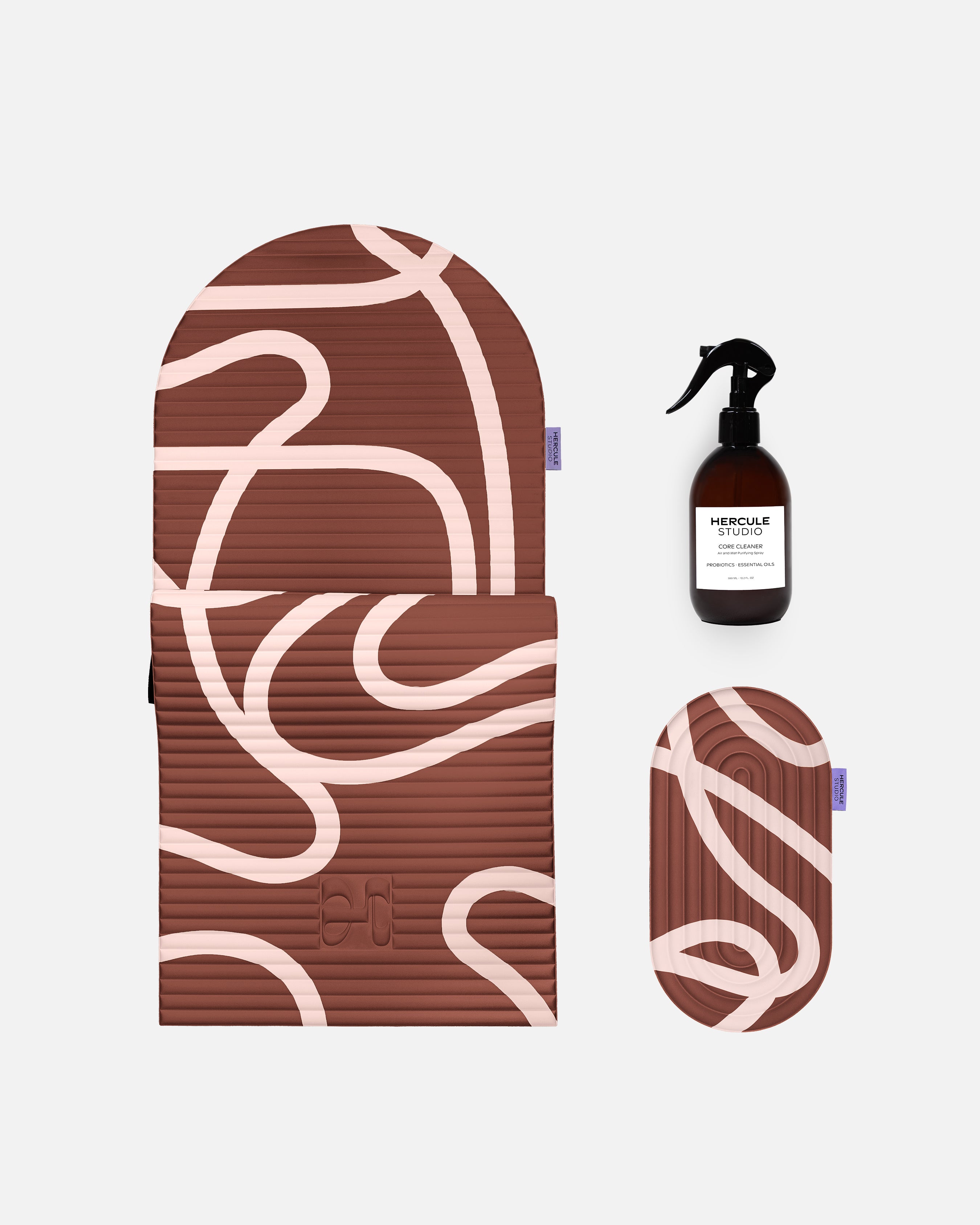 Bundle essentiel Hercule Studio imprimé Bari choco avec tapis Archy graphique marron, pad de confort Galé 3-en-1 et spray assainissant pour tapis de sport, set pilates et fitness durable made in France, packshot