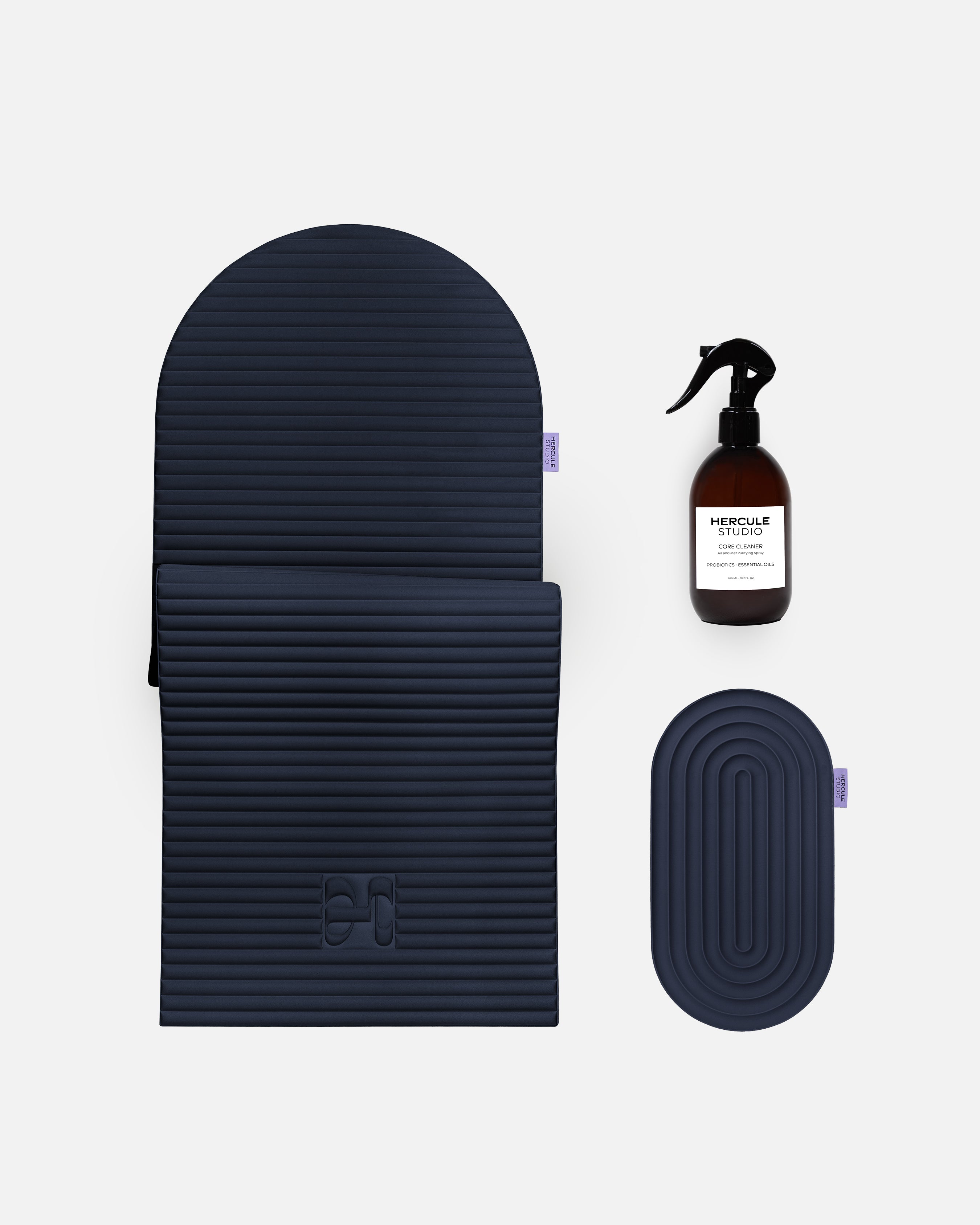 Set essentiel Hercule Studio bleu nuit navy composé du tapis Archy ergonomique, du mini tapis Galé de confort et du spray assainissant pour tapis, pack pilates et fitness premium fabriqué en France, visuel packshot