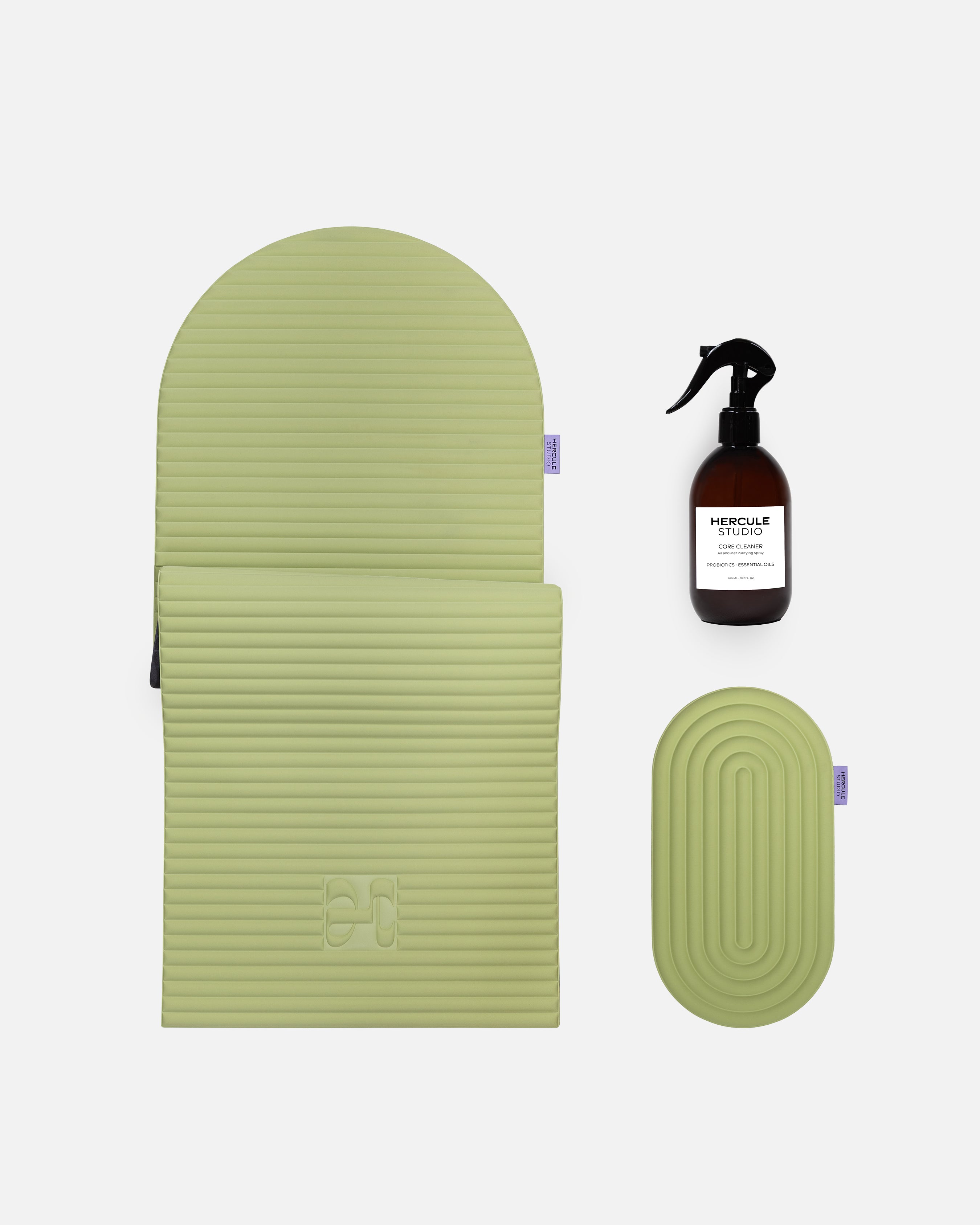Bundle essentiel Hercule Studio vert clair pistache avec tapis Archy design ergonomique, mini tapis Galé nomade 3-en-1 et spray nettoyant pour tapis de sport, set complet Pilates et étirements fabriqué en France, visuel packshot