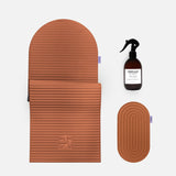 Set essentiel Hercule Studio terracotta comprenant tapis de sport Archy en forme d’arche, pad de confort Galé 3-en-1 pour genoux et coudes et spray assainissant pour tapis, ensemble Pilates et fitness design durable Made in France, packshot produits regroupés